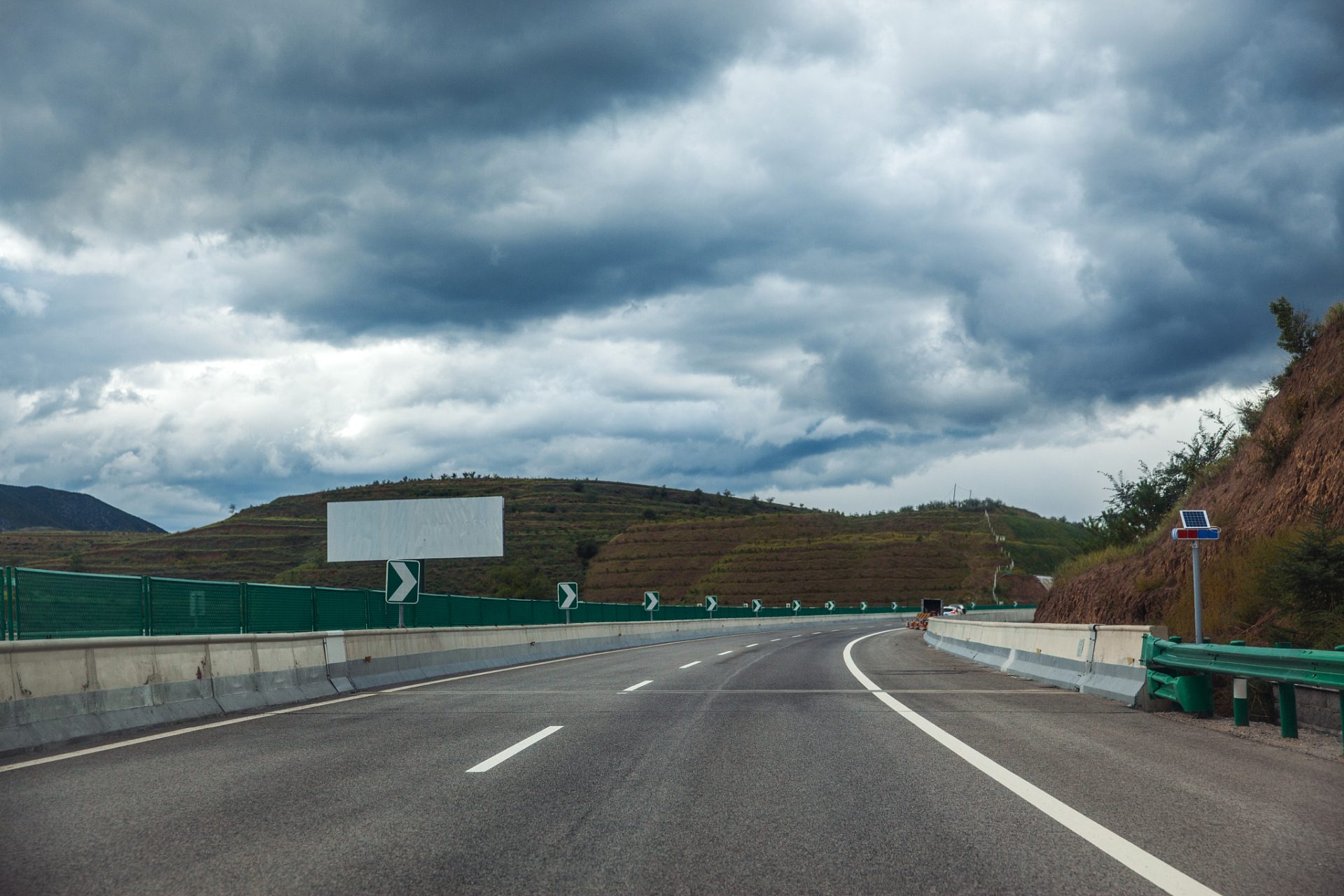经过数月的施工,g5京昆高速广元至绵阳段扩容工程的杨家山隧道终于在