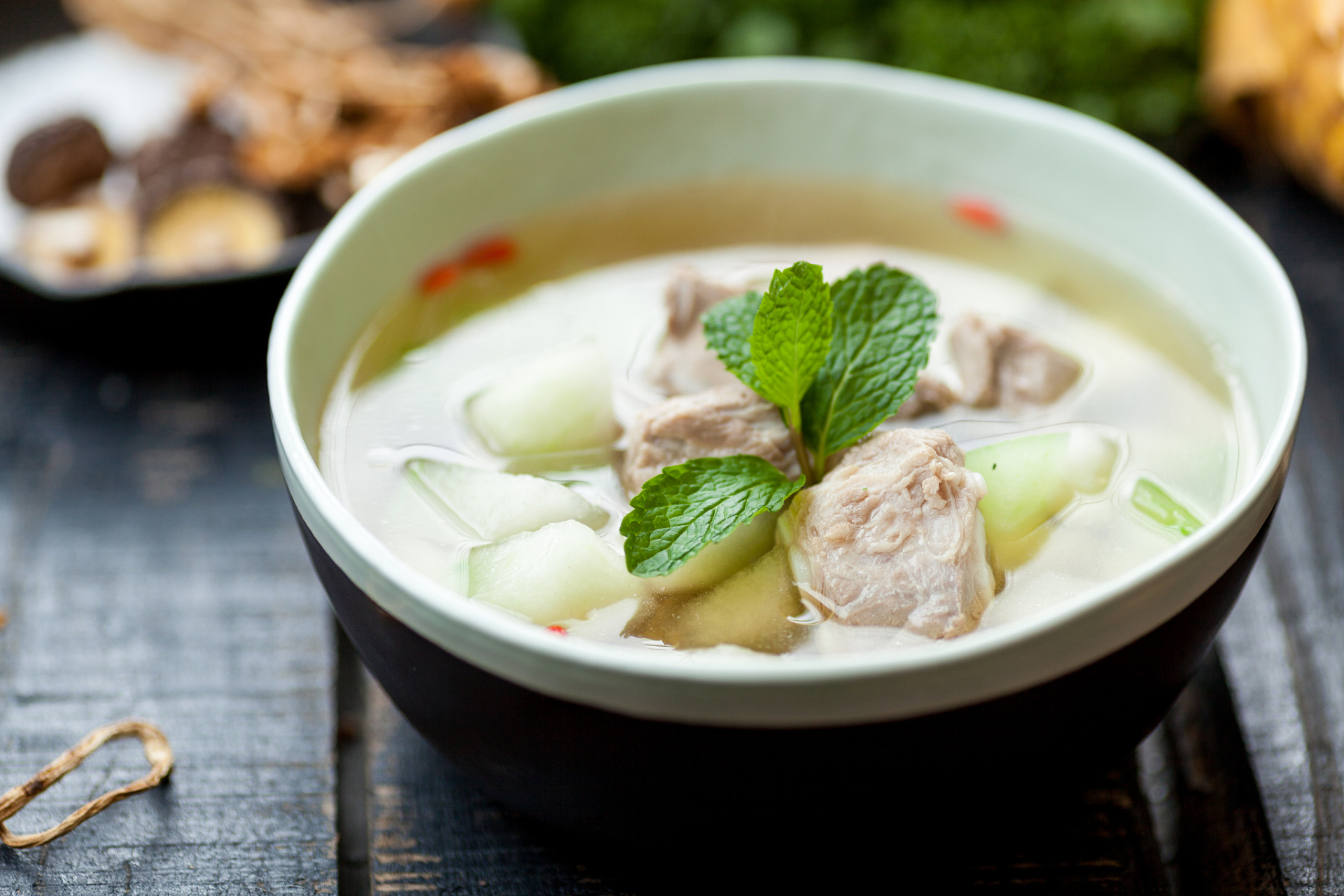 冬瓜汤是一道美味家常菜,今天教大家如何制作好喝的清炖冬瓜汤.