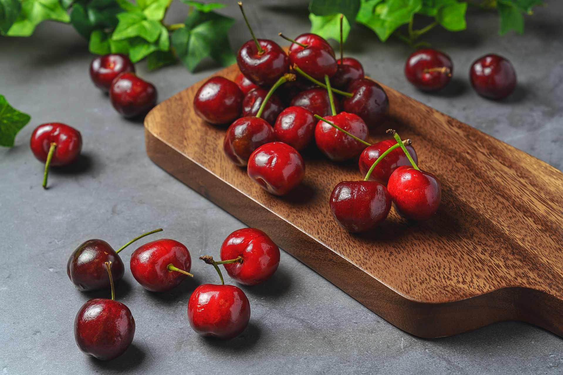 车厘子(英文:cherries)是一种美味的水果,是上市最早的一种乔木果实