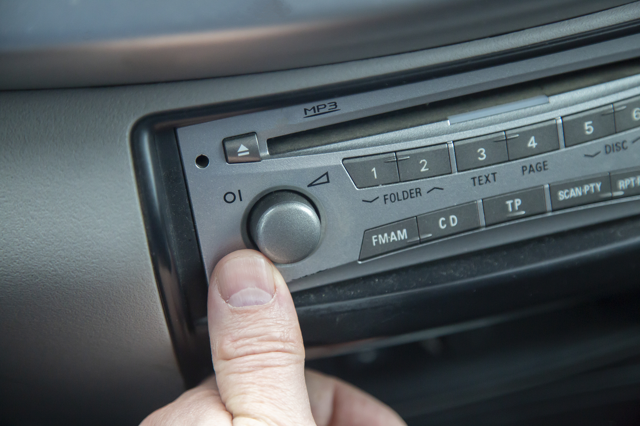 注意断开电源会影响其他系统.[原文:怎样关闭汽车收音机]