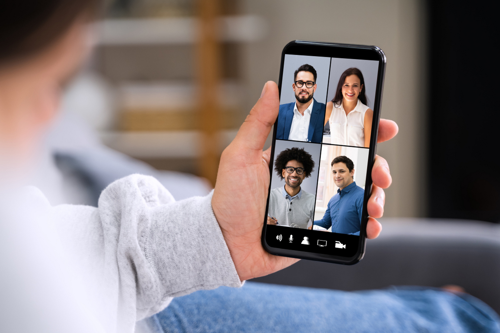 晚上,丈夫跟妻子视频通话时,丈夫的手机画面一晃后什么都看不到了,只