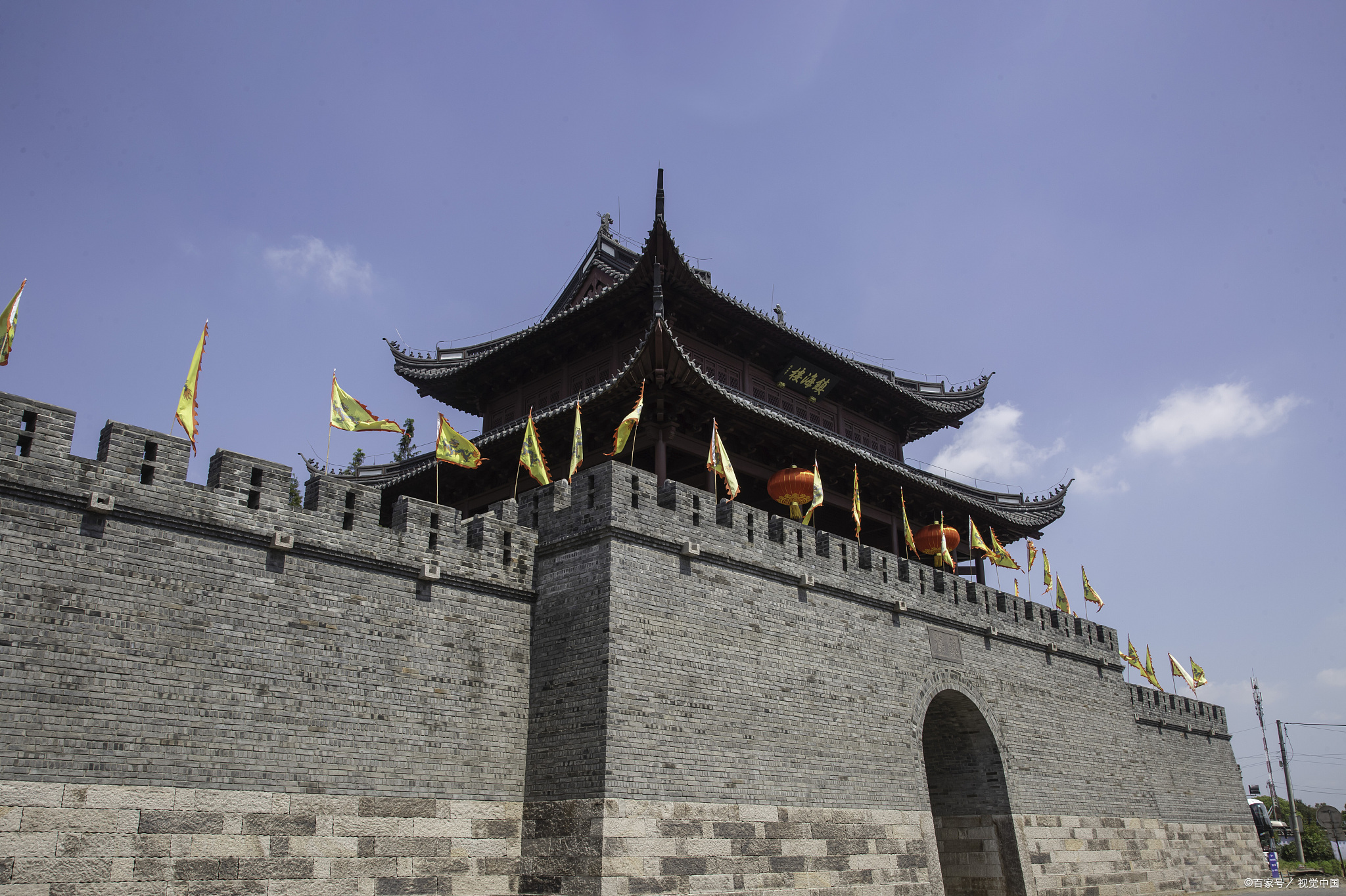 《临海古城一日游:穿越时空的历史之旅》  今天,我来到了台州临海古城