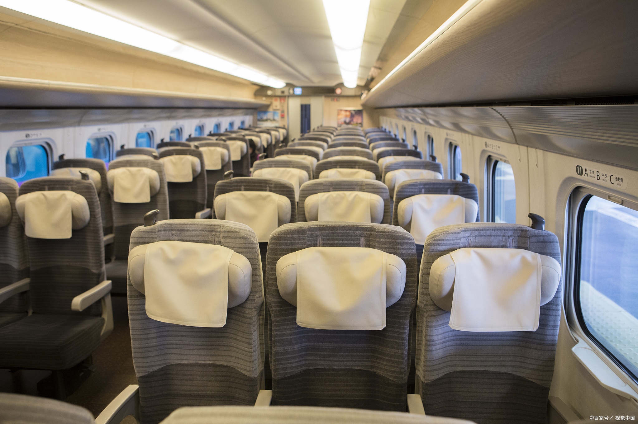 一般来说,普通列车车厢有118个座位,座号是1