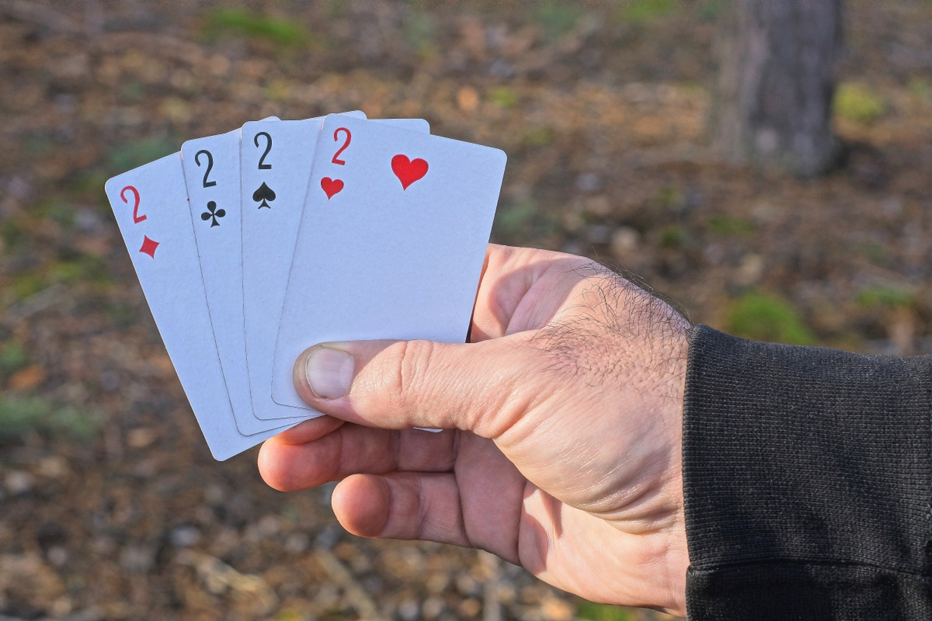 扑克牌拔萝卜玩法是一种多人参与的扑克牌游戏,通过猜测和策略争夺