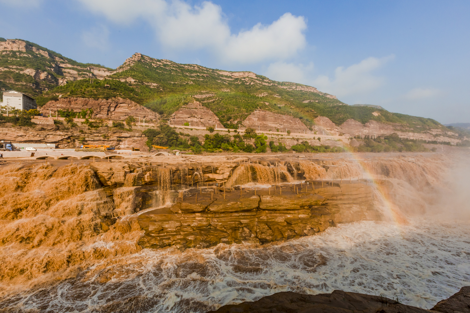 吴忠旅游必去的3个地方有:  青铜峡黄河大峡谷:位于黄河上游,是宁夏的