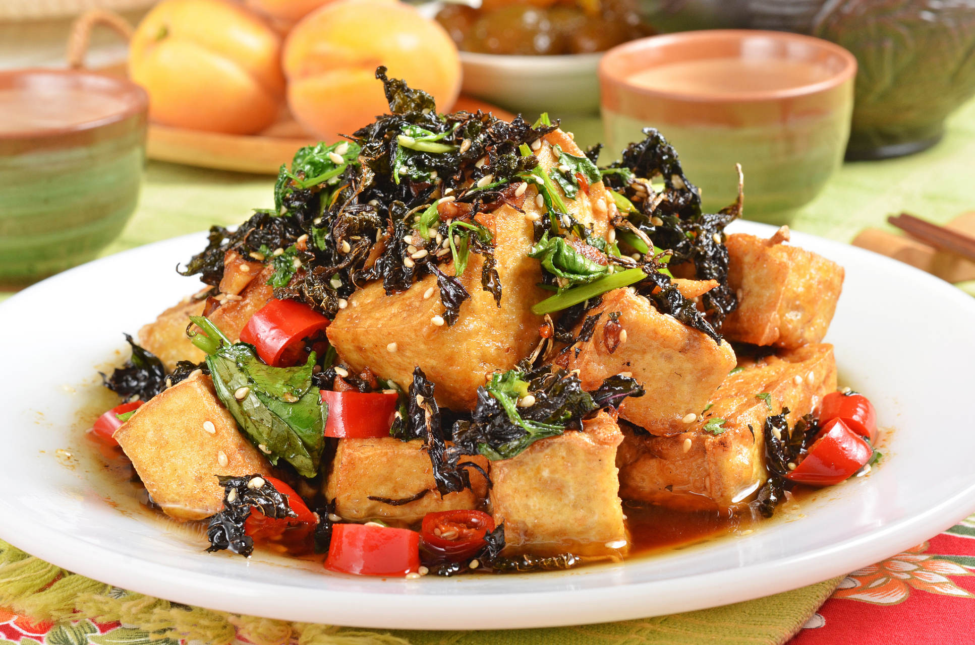 双椒臭豆腐,顾名思义,是以臭豆腐为主料,配以青红辣椒制作而成.