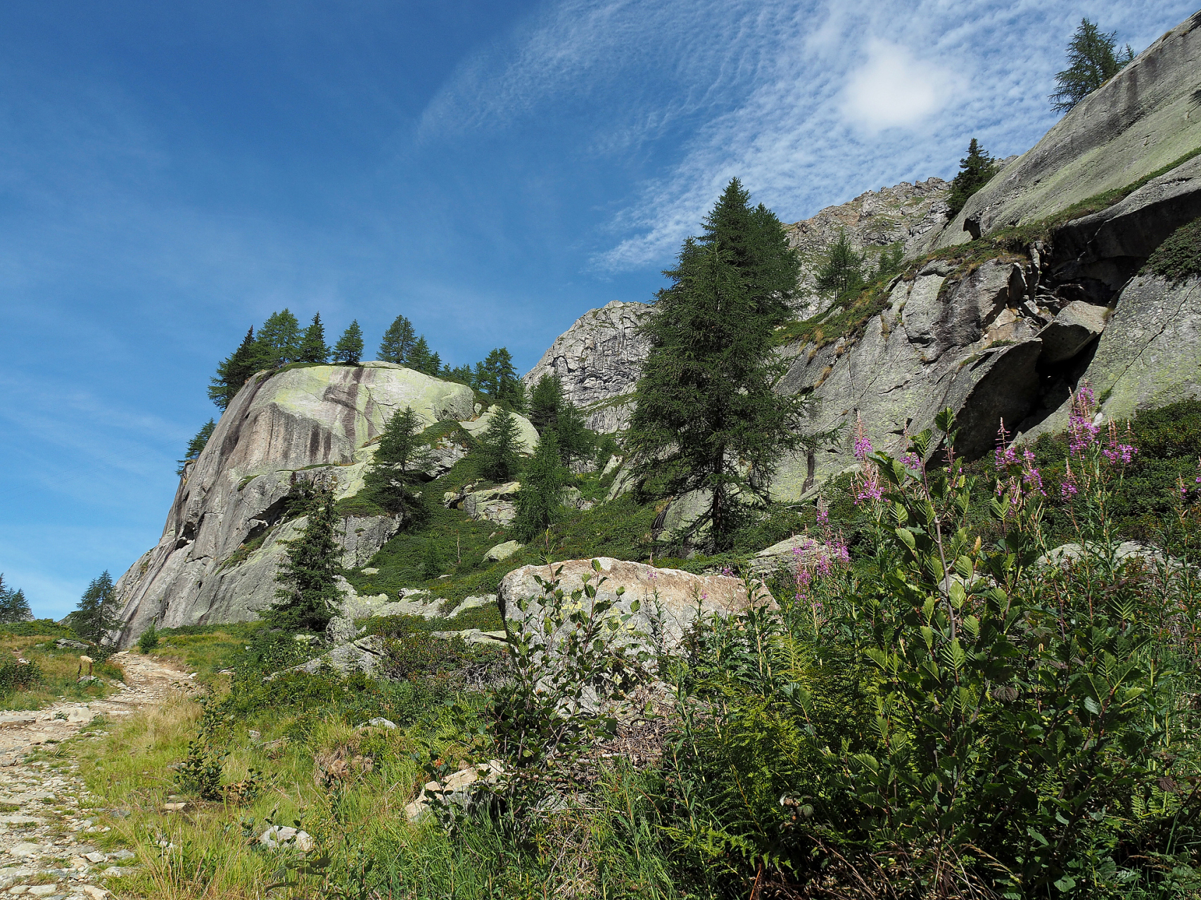 驼梁山国家森林公园,位于平山县西北端冀晋两省的交界处,景区总面积