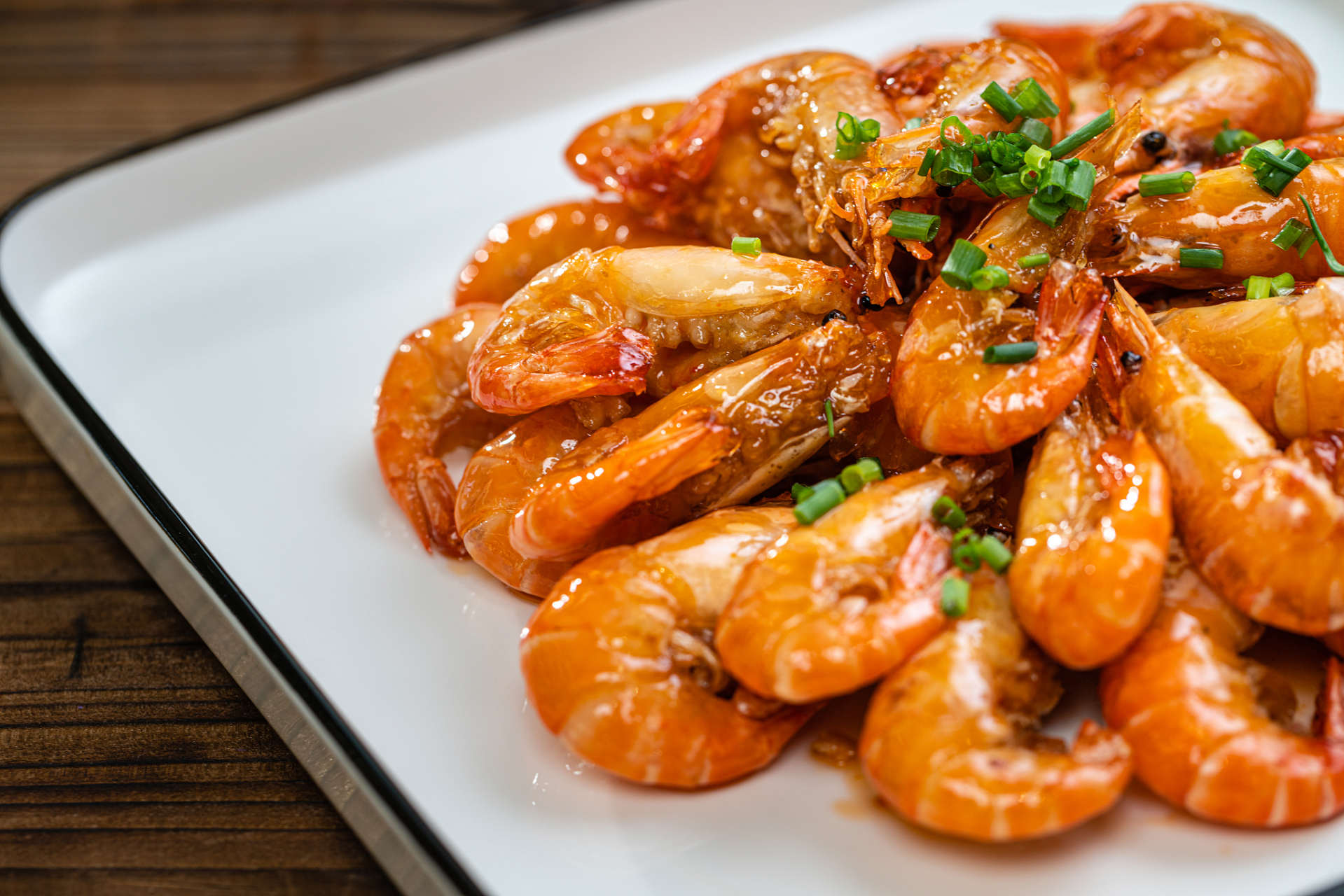 热锅凉油,油热后放入大虾煸炒至变色,加入葱姜蒜