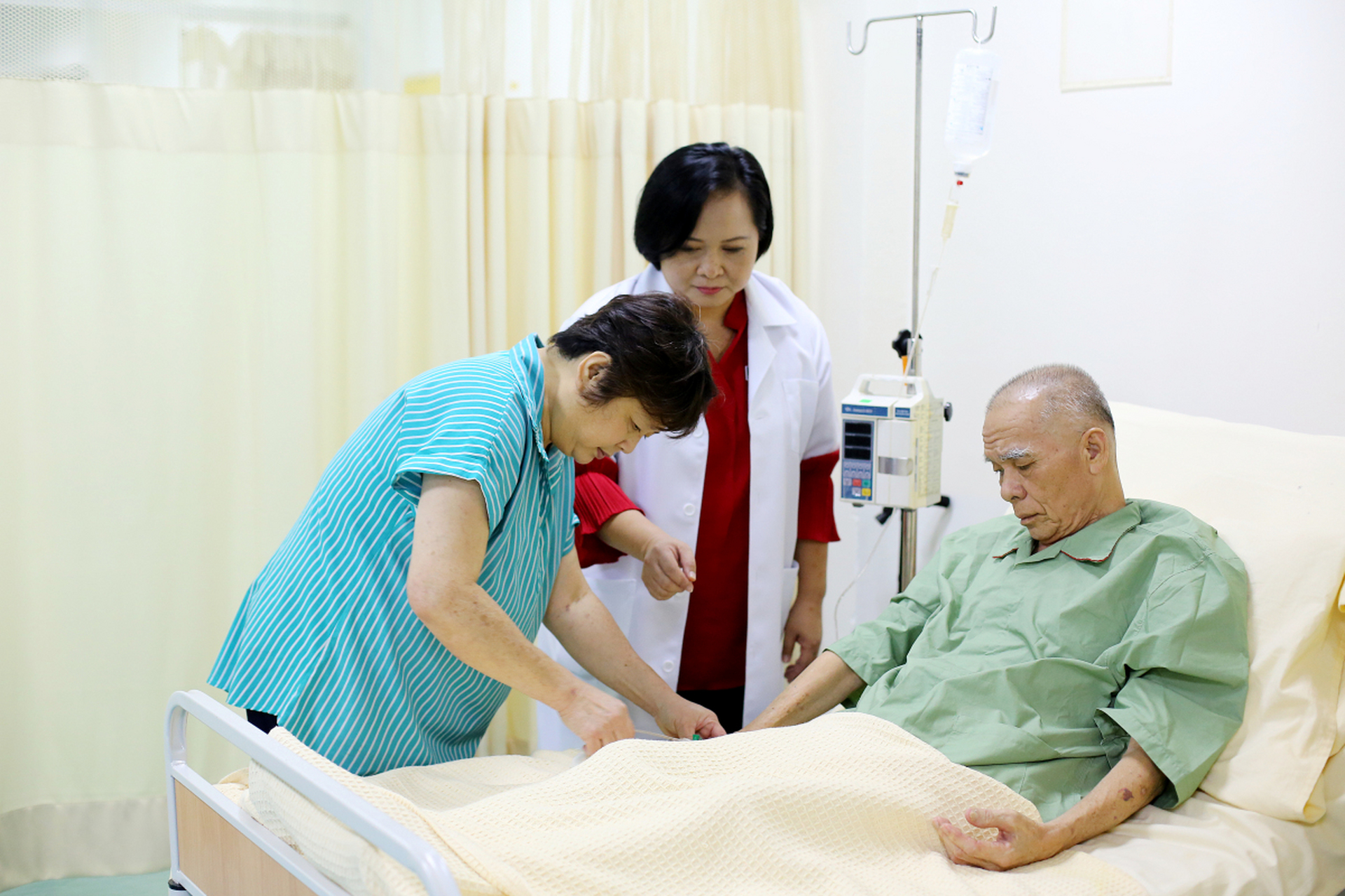 在农村的老人只要是生病住院了, 一般过来长时间照顾都差不多是儿 