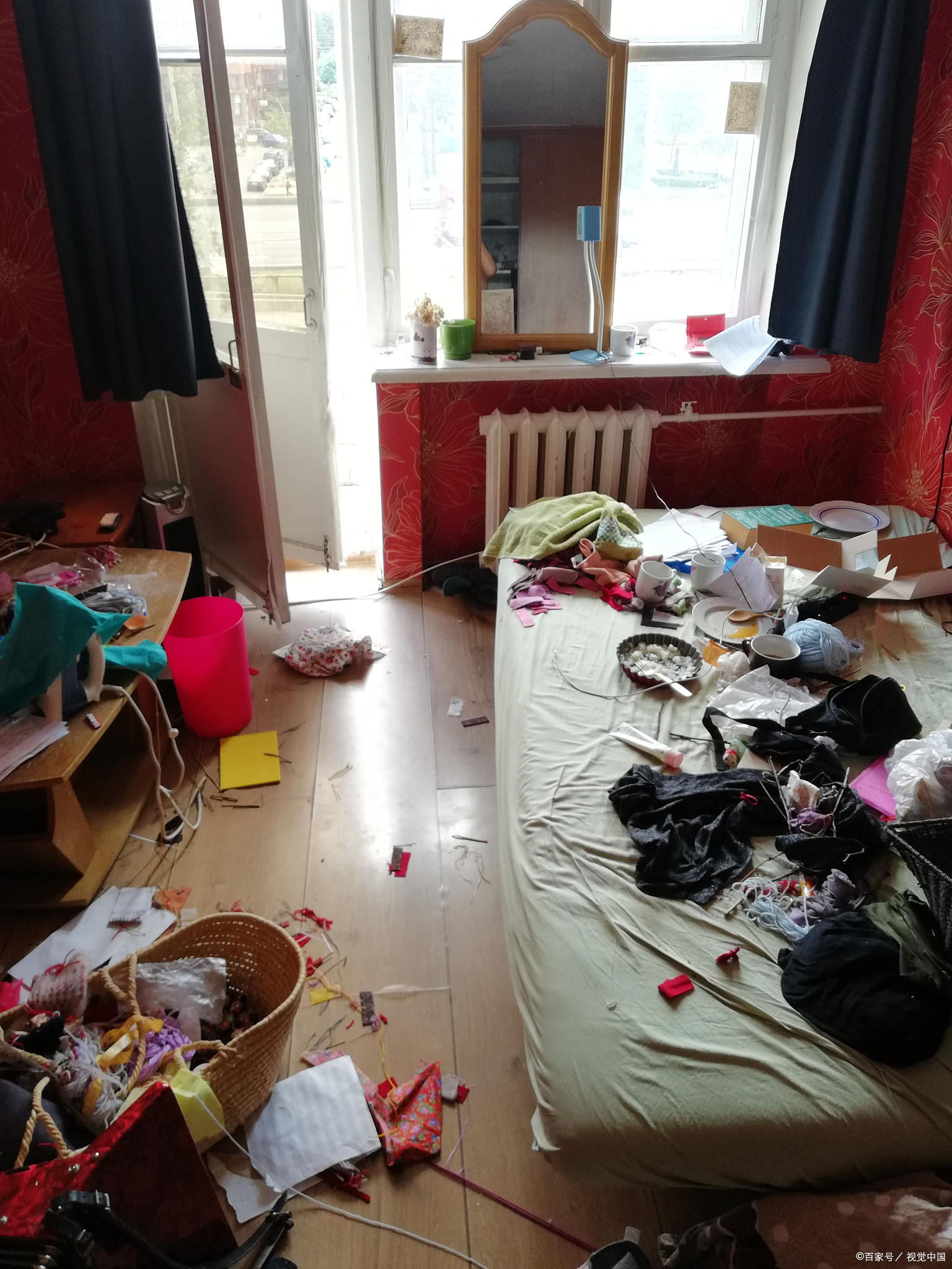 爸爸:"他说想做饭给脑瘫的姐姐吃,但他太小了只有 2 岁,自己还需要