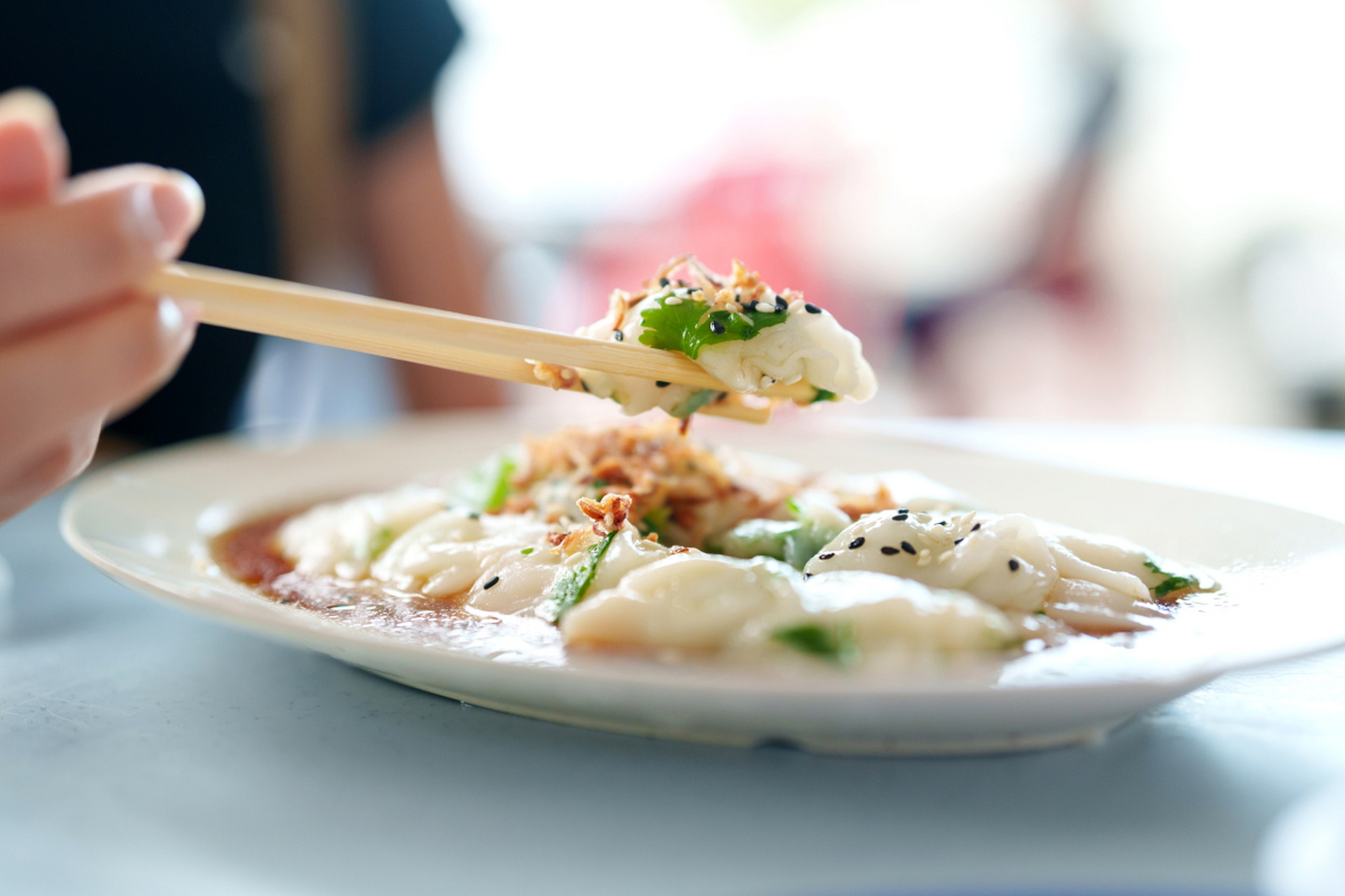 水晶虾饺是广式早茶经典,虾饺皮制作讲究原料配比.
