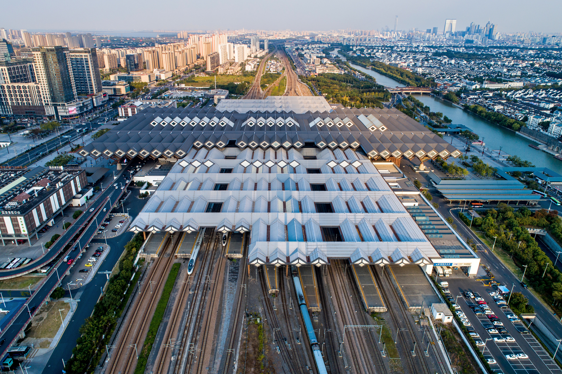 苏州南站和苏州站,苏州北站不是一个等级,但苏州南站弥补了苏州地区一