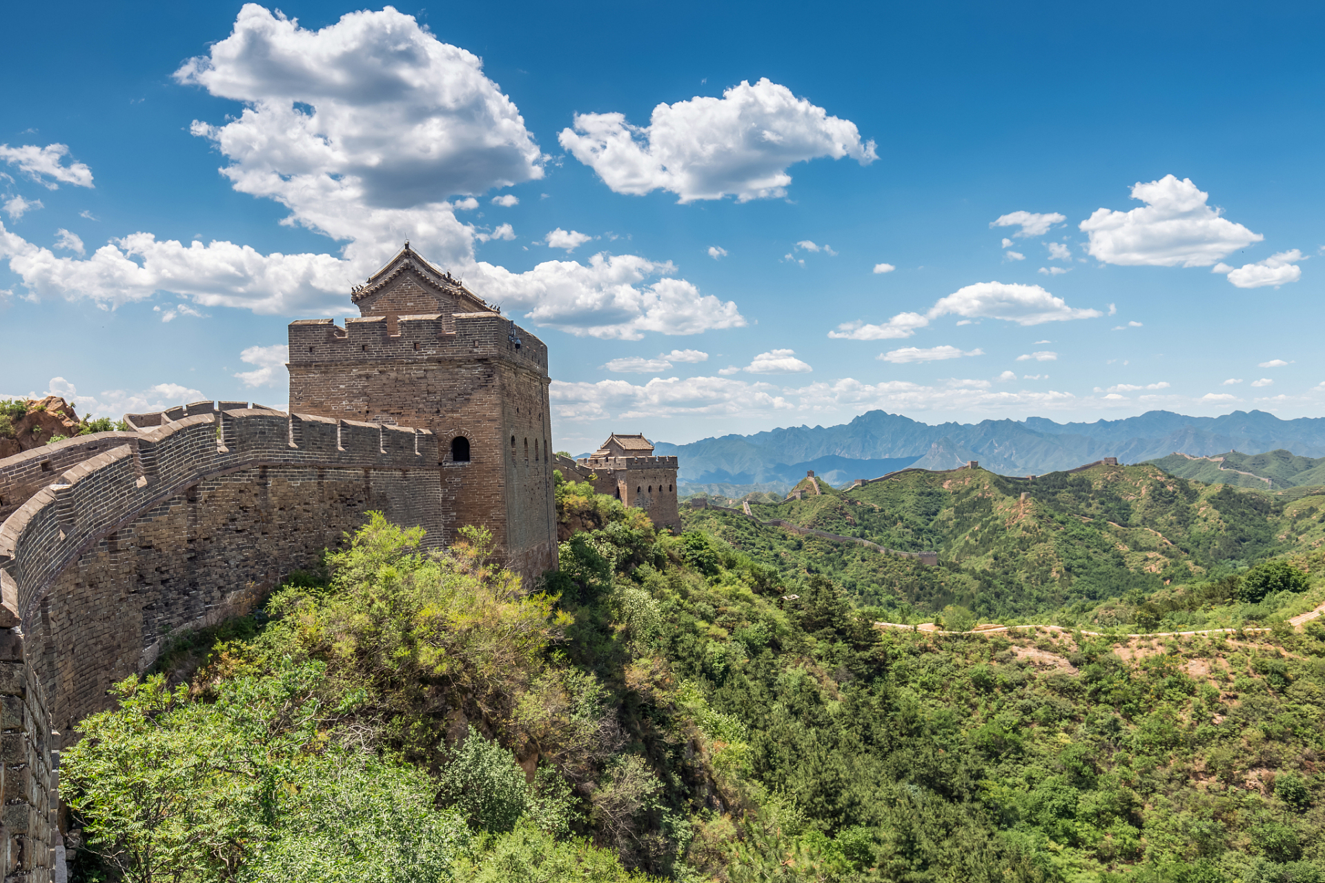 金山岭长城位于河北省承德市滦平县,毗邻北京市密云区,距北京市区130