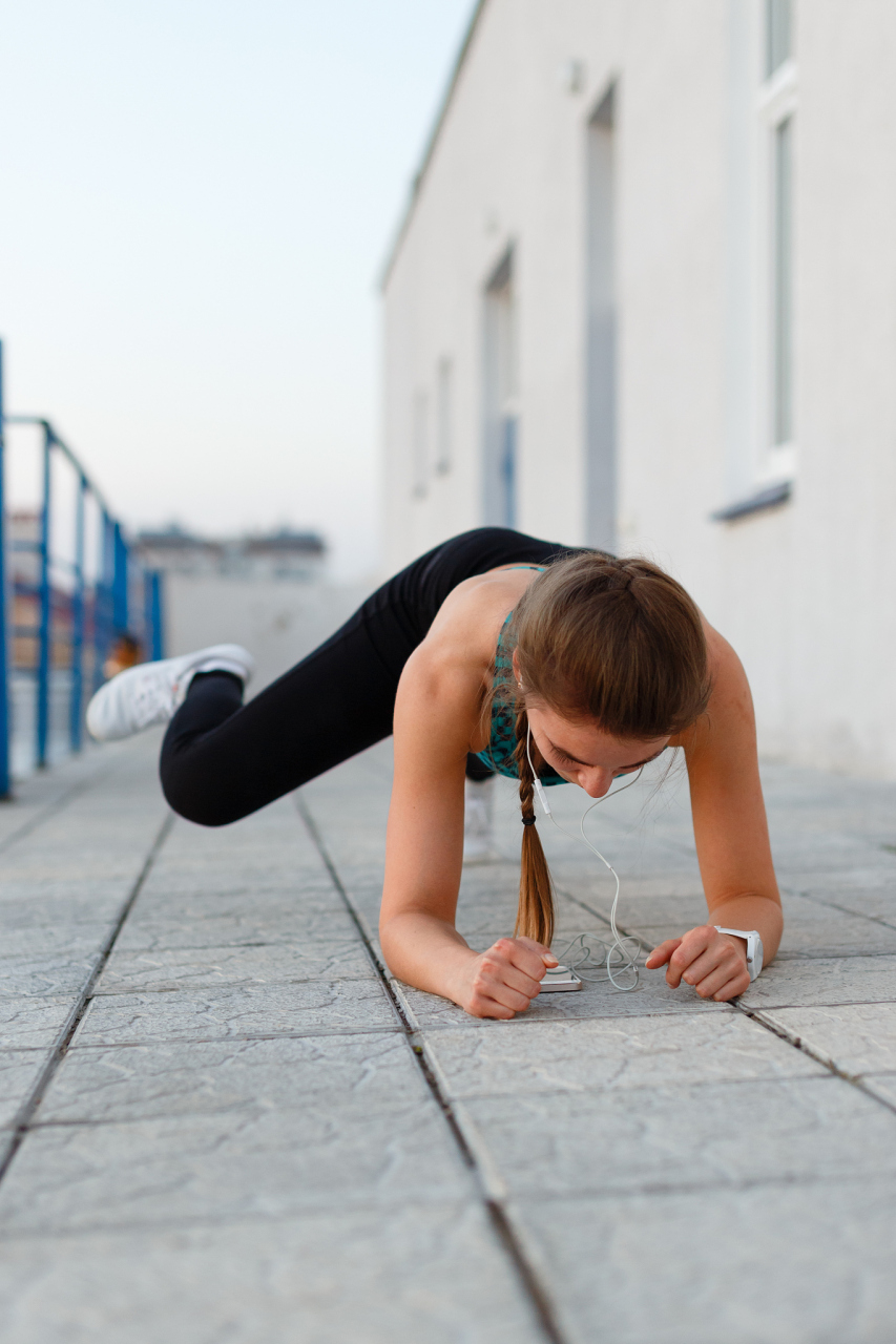 女生经常做俯卧撑并不能直接达到丰胸的效果