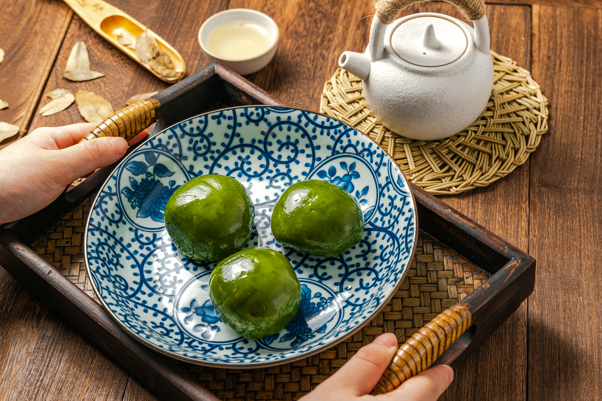 艾草青团是一款传统的中式点心,口感清香,营养丰富.