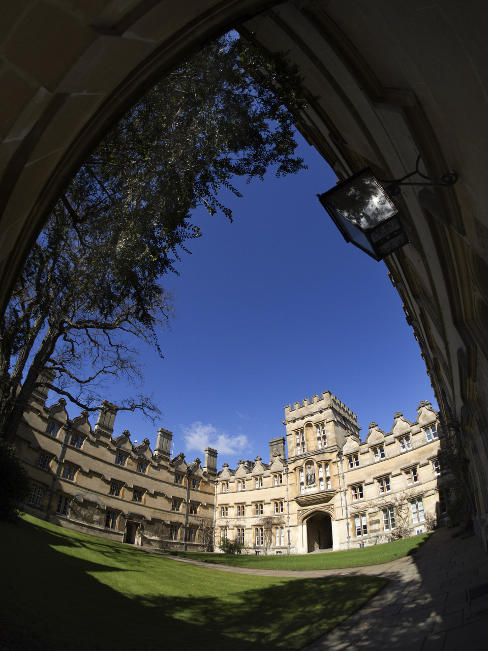 温莎城堡(英语:windsor castle),位于英国英格兰东南部区域伯克郡温莎