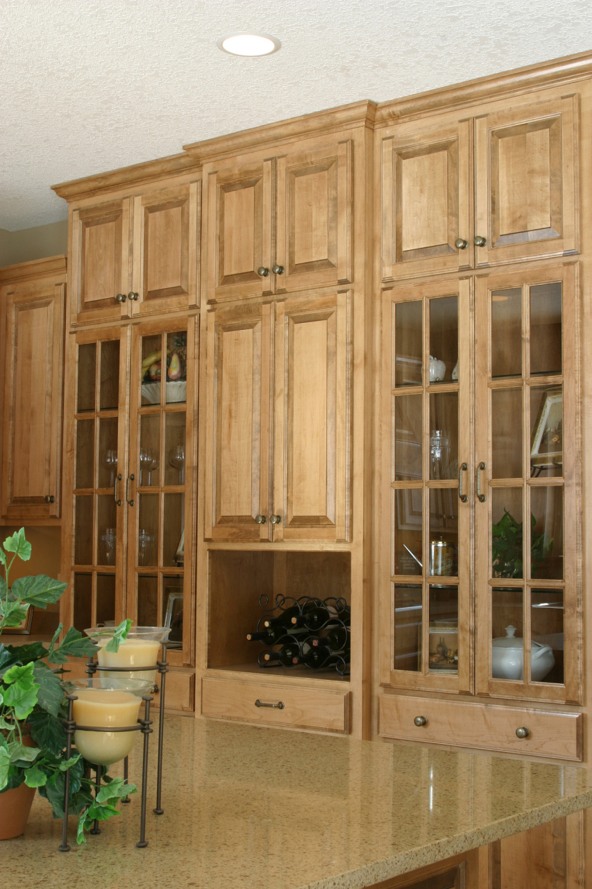 橡木家具和橡胶木家具是存在一定的差别的,一般橡木的质量要比橡胶木