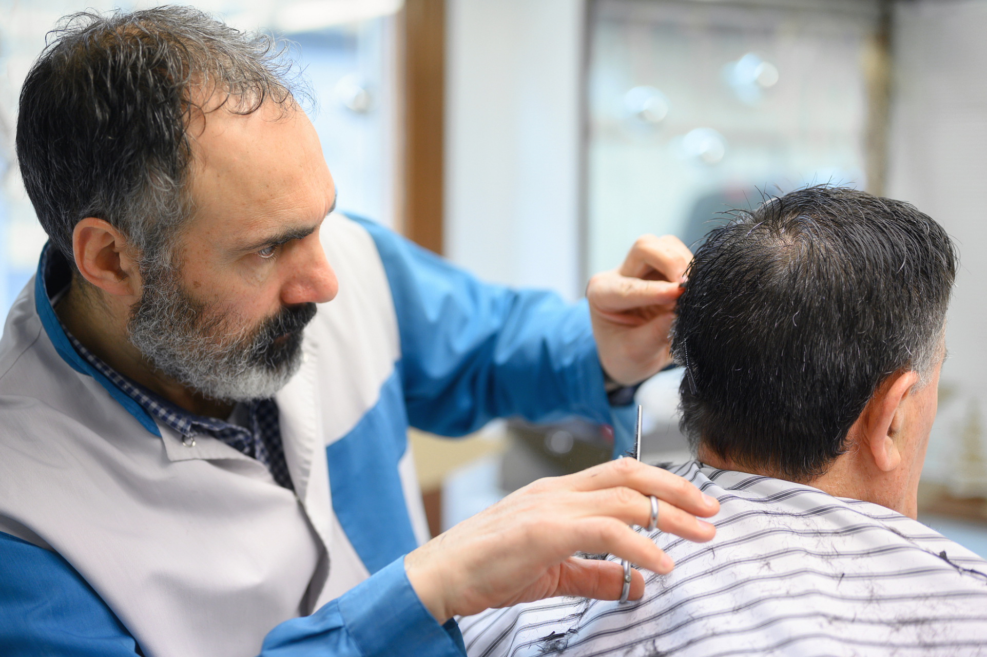 做头发种植手术,主要是按照毛囊单位面积来进行计算的,如果需要移植的