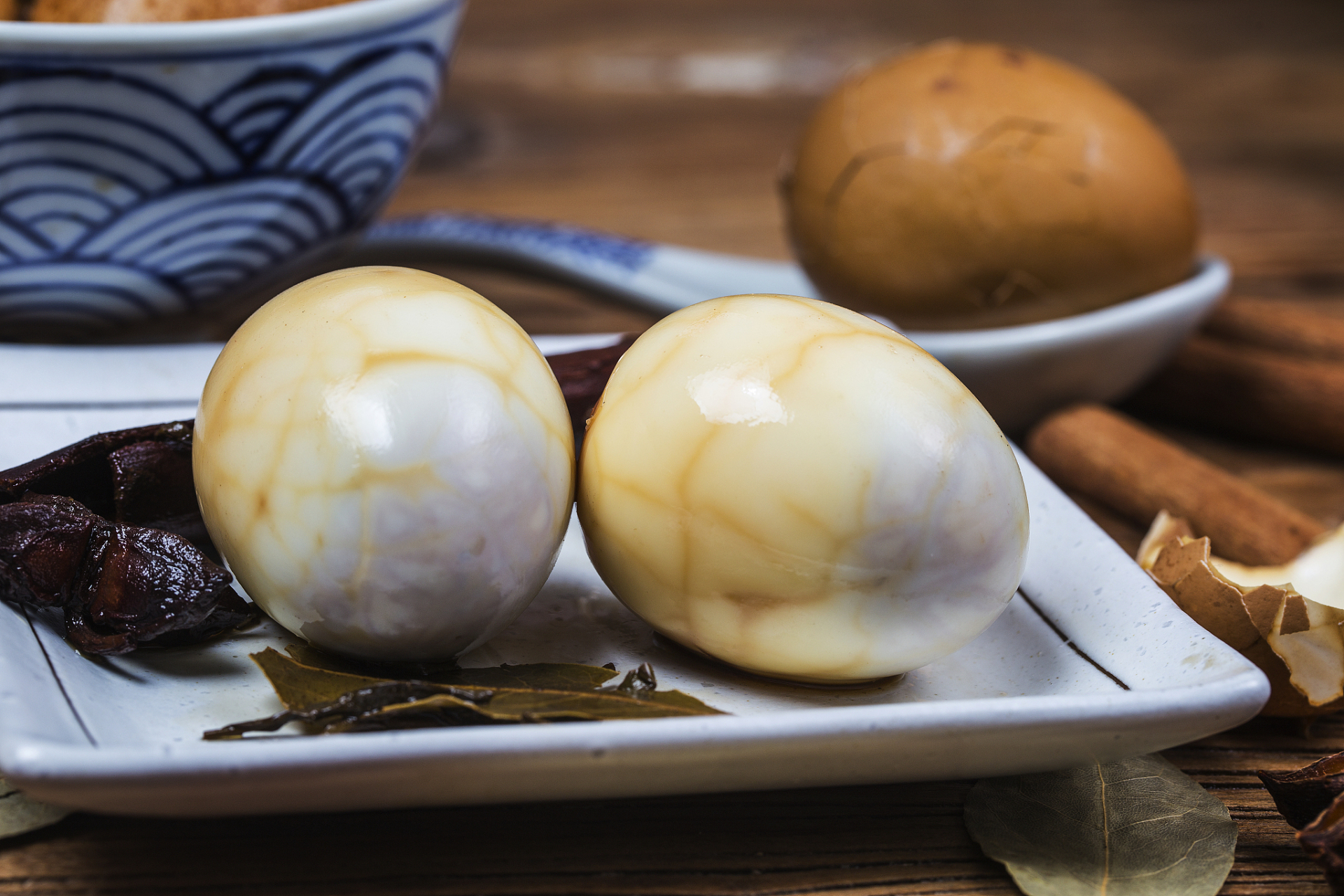 大家好,欢迎来到壮乡美食课堂,今天教你正宗腌咸鸭蛋做法,个个起沙流