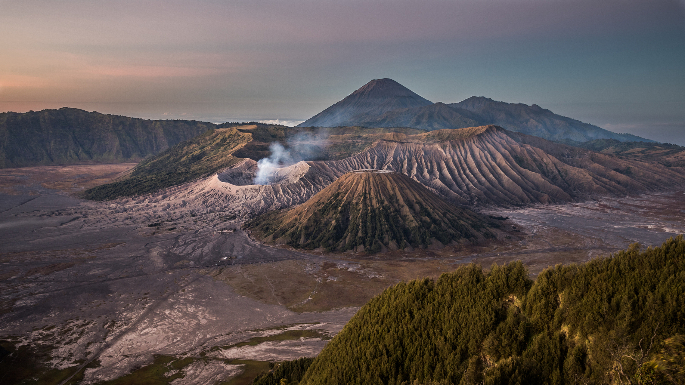 埃塞尔比尼火山(erta ale)被称为地狱之火的火山之一,它位于埃塞尔