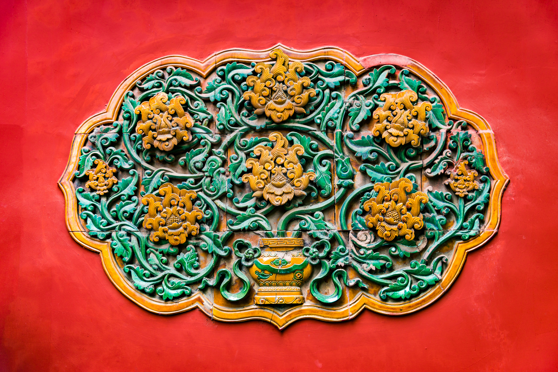 故宫建筑风格以黄色琉璃瓦和雕花为主要特色.