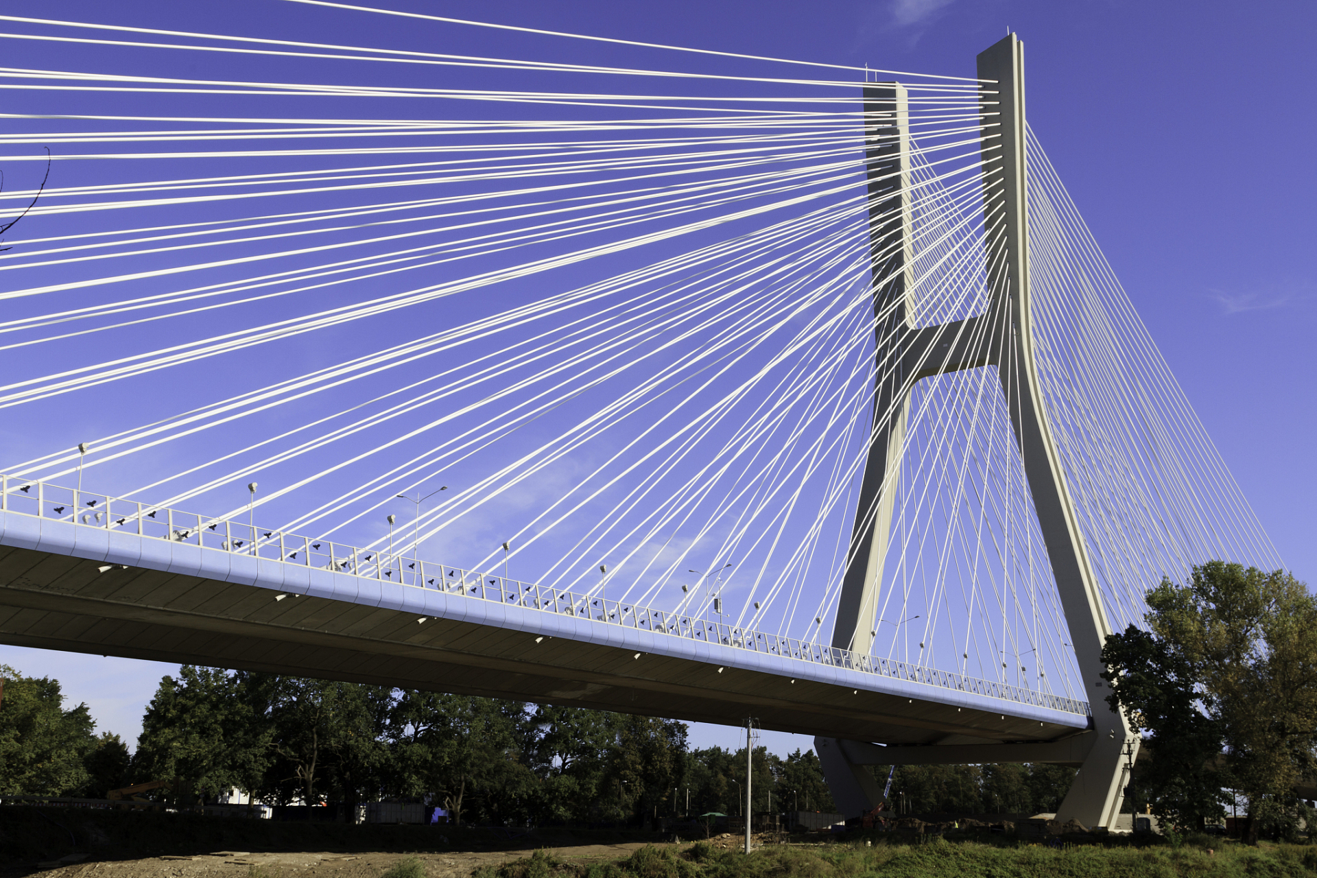 没有桥墩的大桥通常指的是悬索桥或斜拉桥,这些桥梁的设计允许它们在