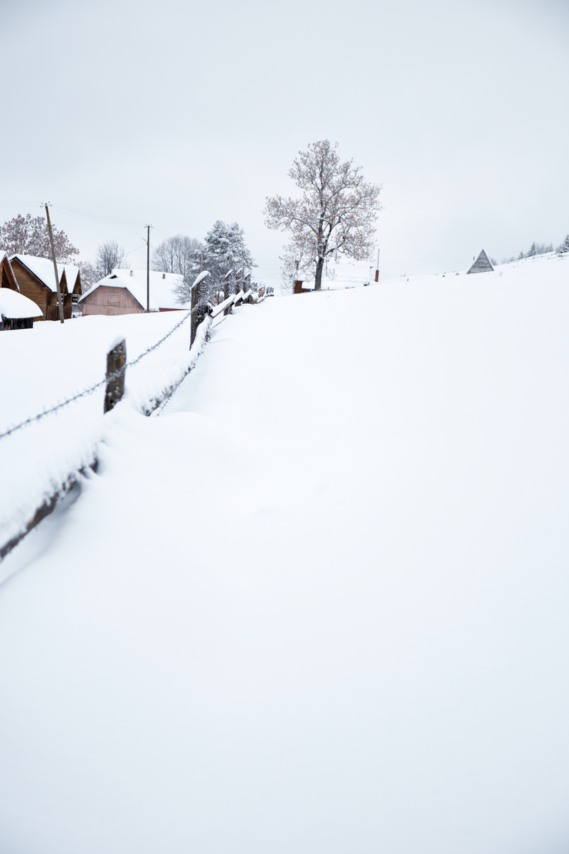 快速对对联,上联:雪落北国一片白