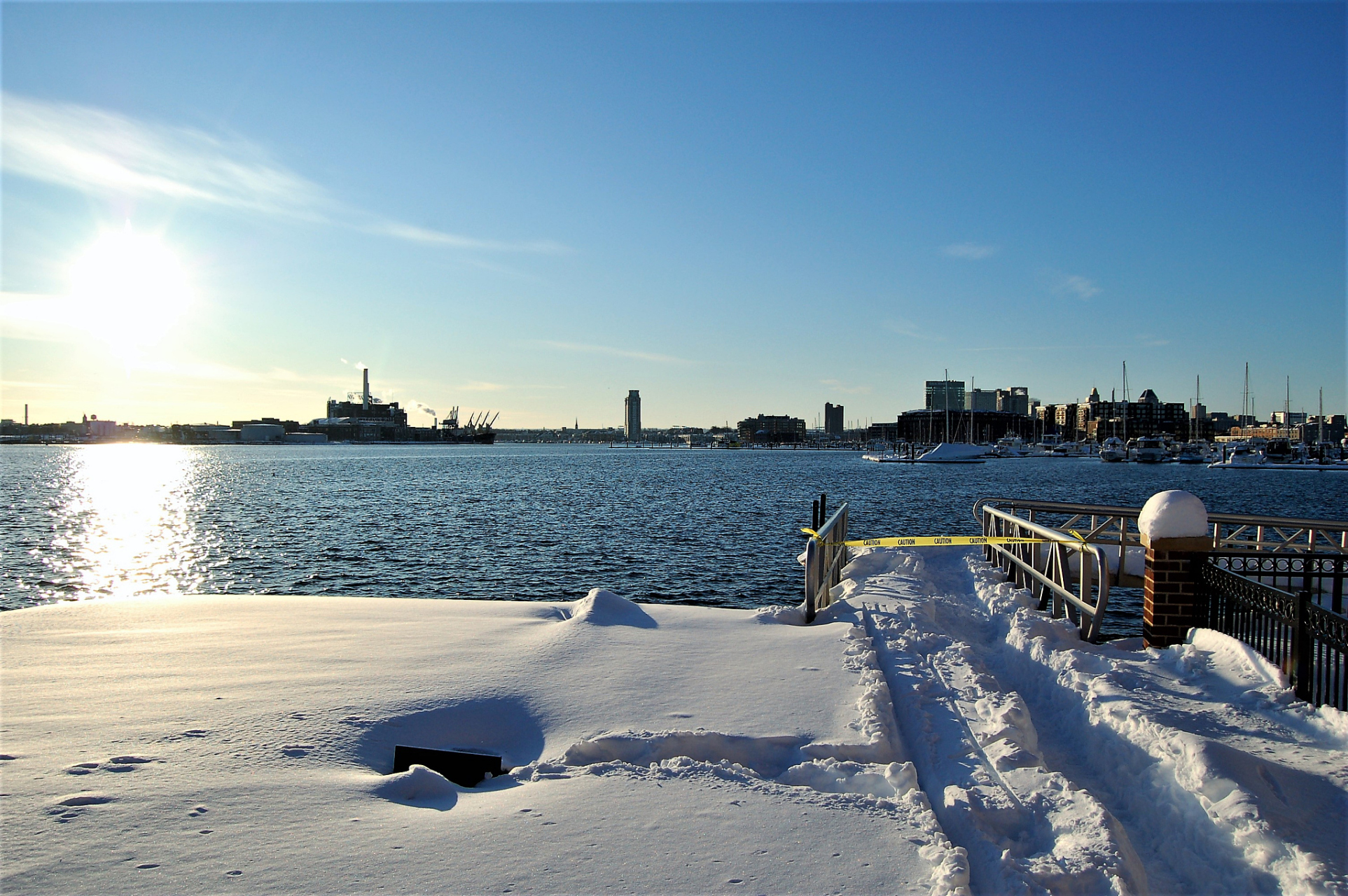 海河的冬天,寒风呼啸,江水凝冻 灰蒙蒙的天空,白茫茫的河面 掀起阵阵