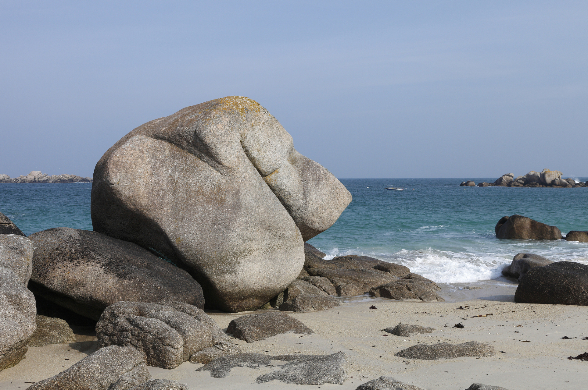 嬉行记# 三亚日月石,位于中国海南省三亚市,是一座闻名遐迩的旅游