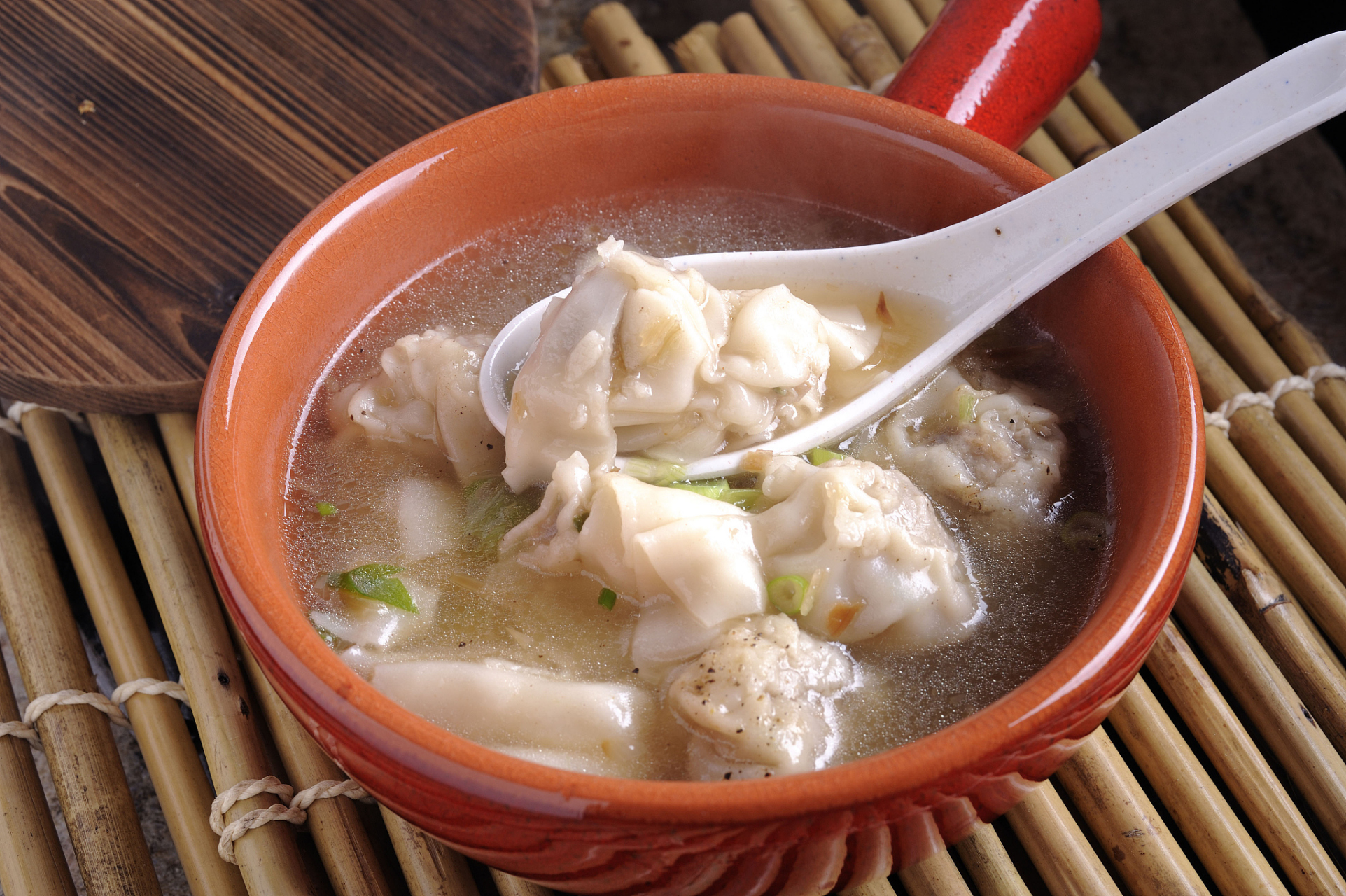 闽南小吃之肉燕,主要食材是用猪肉和地瓜粉制做的.