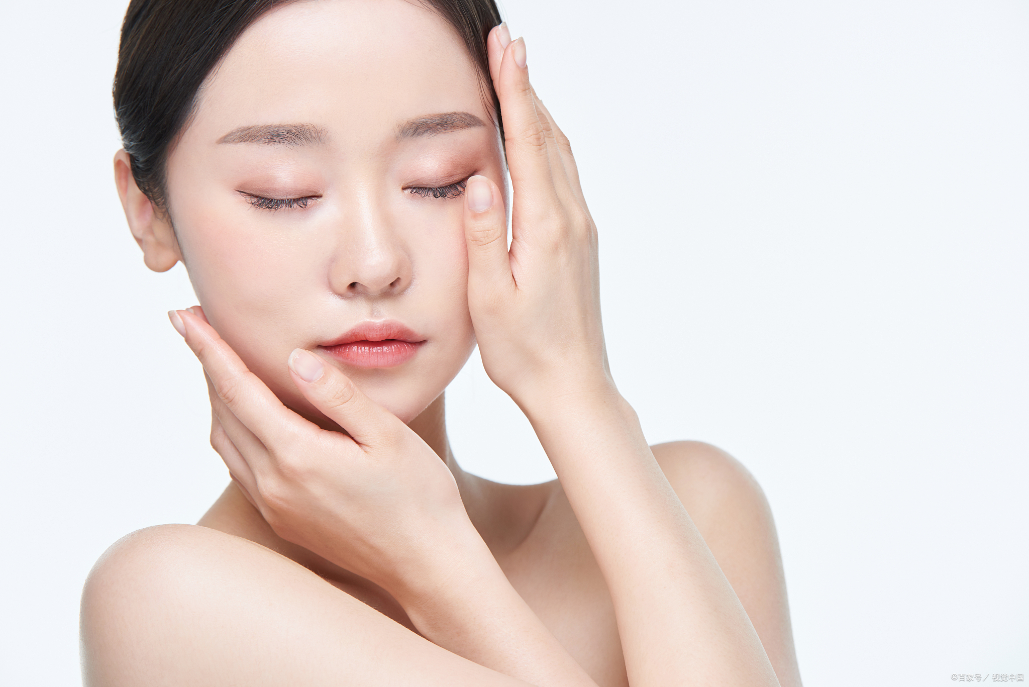 轻拍眼部:用指腹轻轻拍打眼部周围,从内向外,促进血液循环.  b.