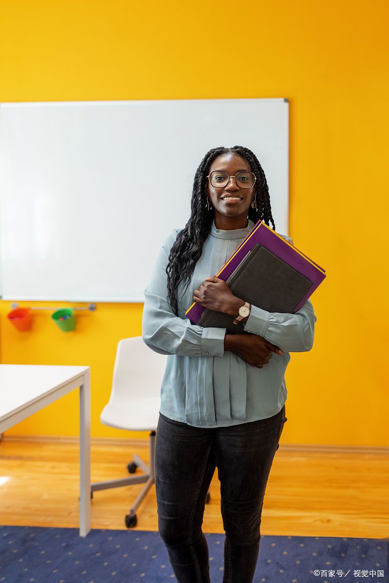 美国有一位黑人女教师,在贫民区的学校做老师,但是她的学生却纷纷