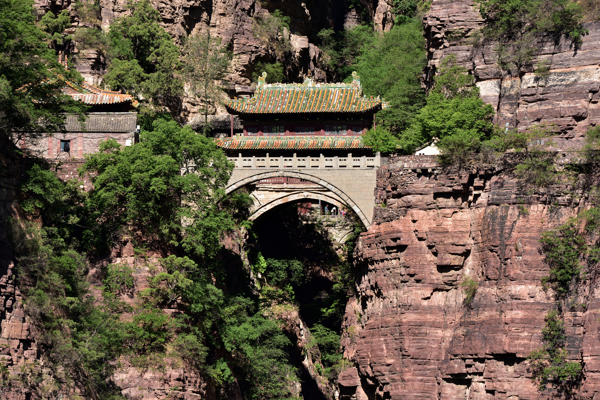 更有苍岩山的高耸入云带你领略自然的雄伟壮观!