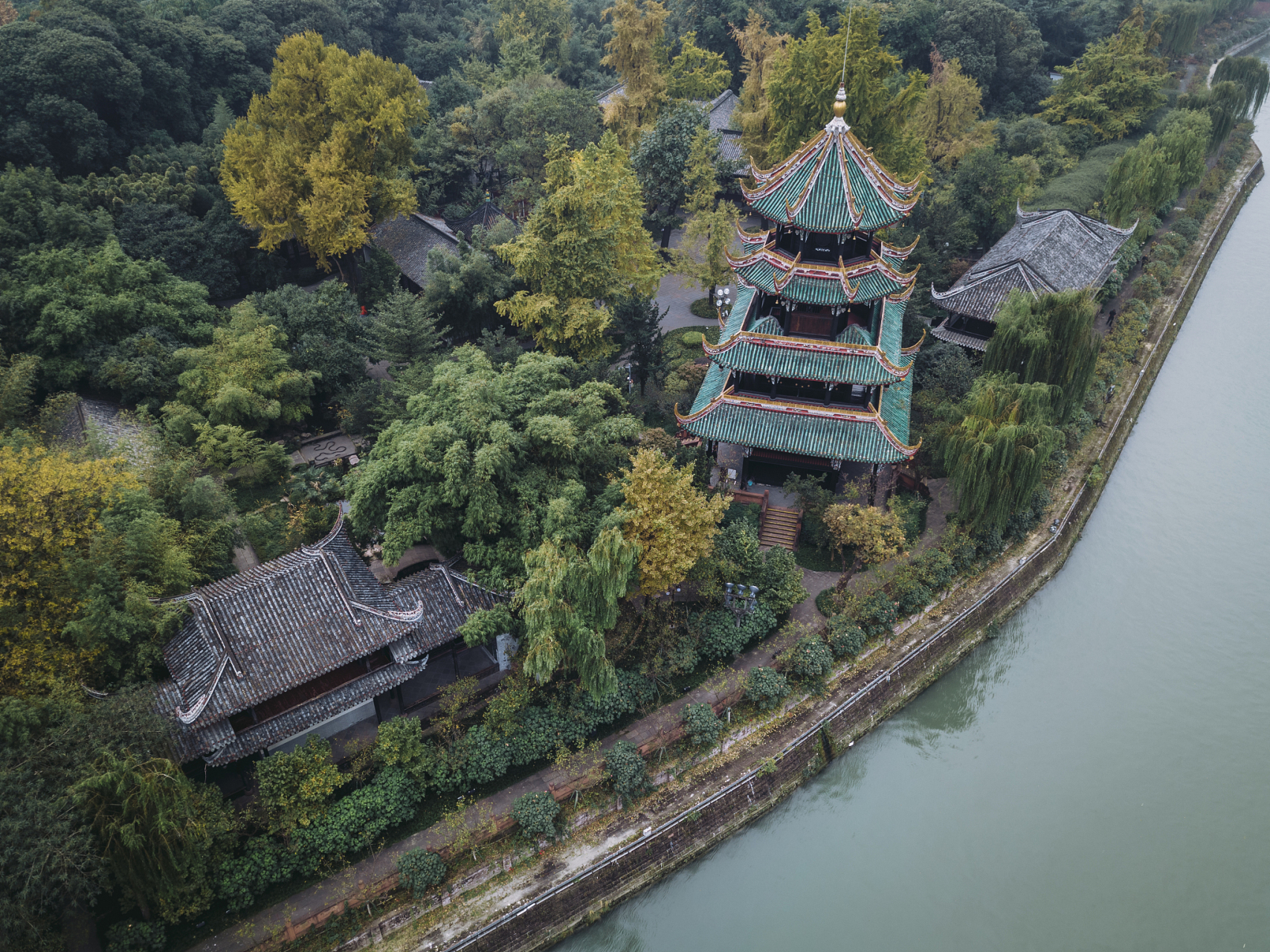 望江楼位于成都市区东南部,是欣赏江景和感受成都古城风貌的绝佳