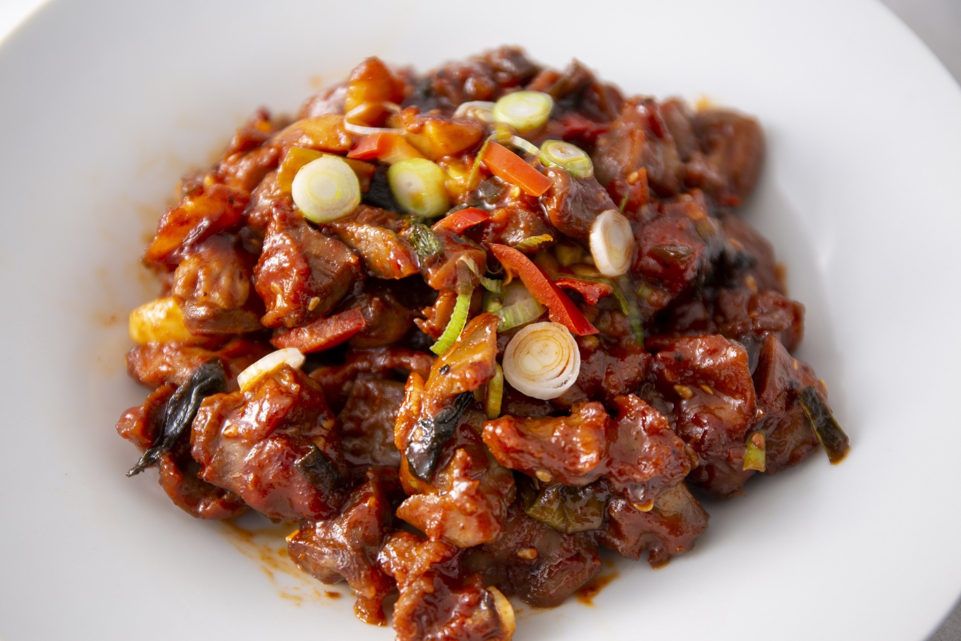 做莲花血鸭,首先要选一只新鲜的鸭子,洗干净后切成块.