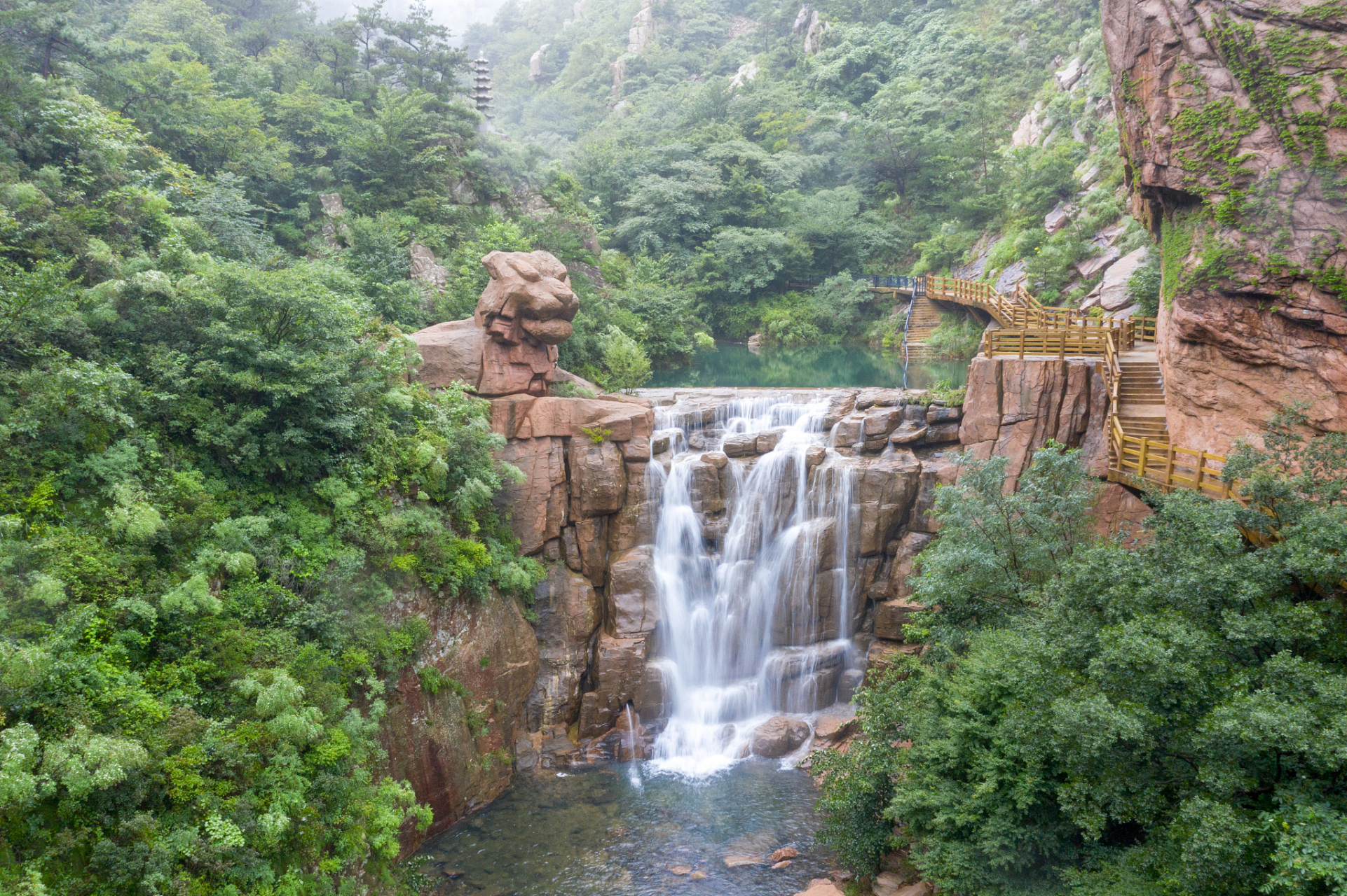 崂山九水游览区的自然景色非常壮观.