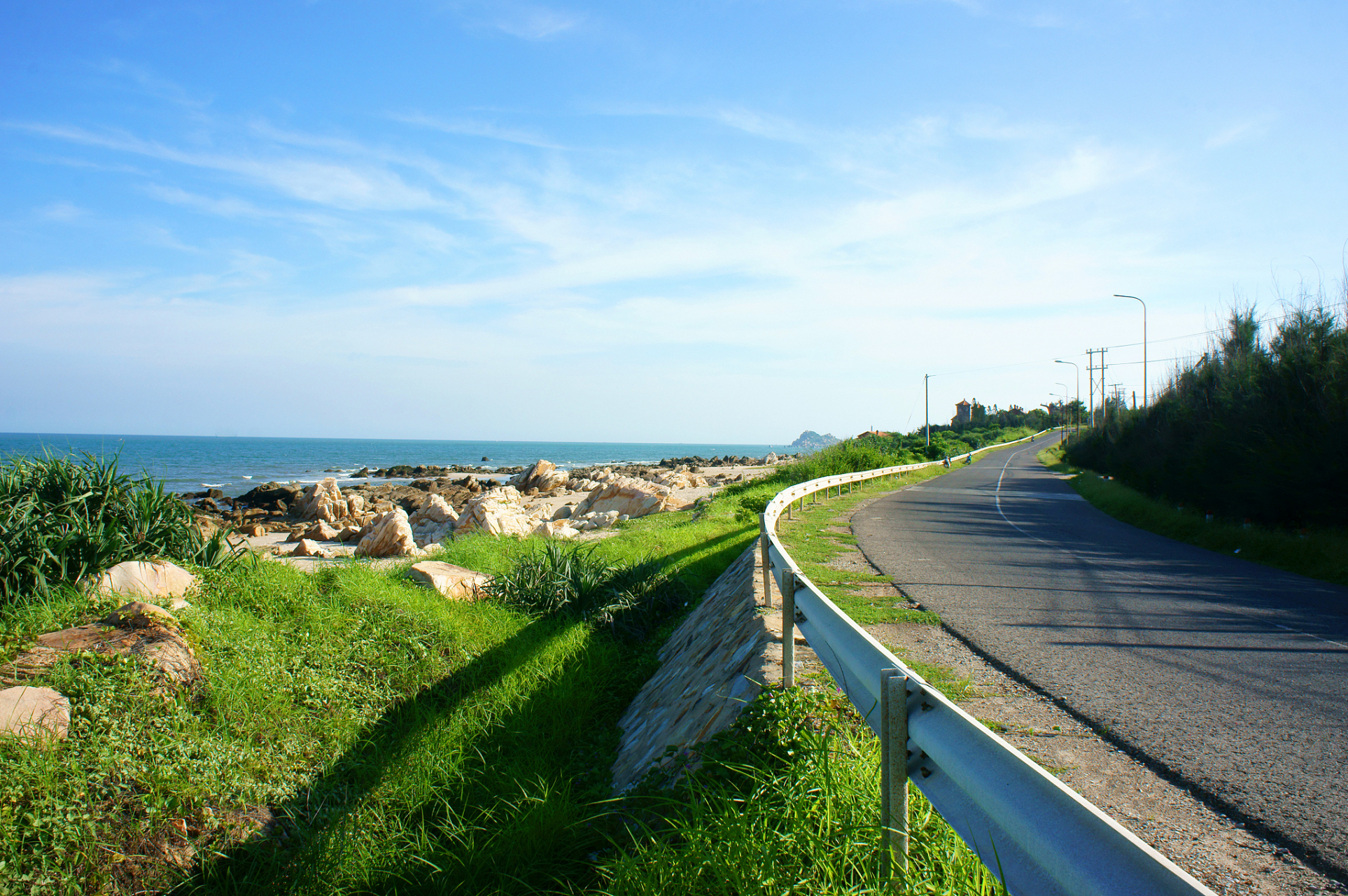 厦门环岛路是一条风景秀丽的海滨路,位于厦门市沿海地带.