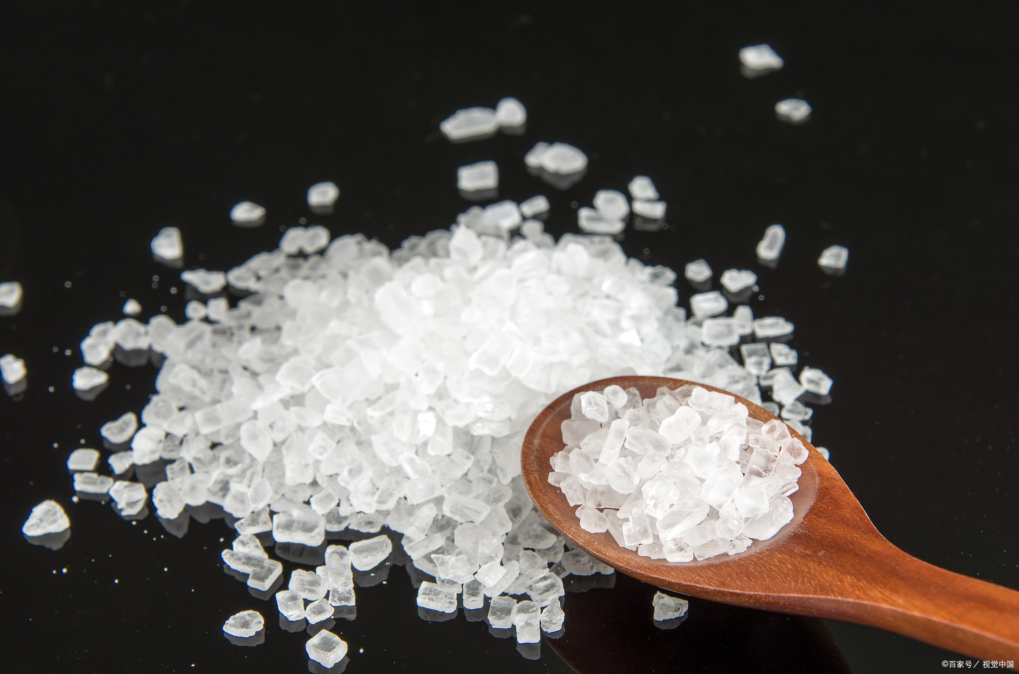 糖精是由邻苯甲酰磺酰亚胺制成,是一种人工的合成甜味剂,物理性质是