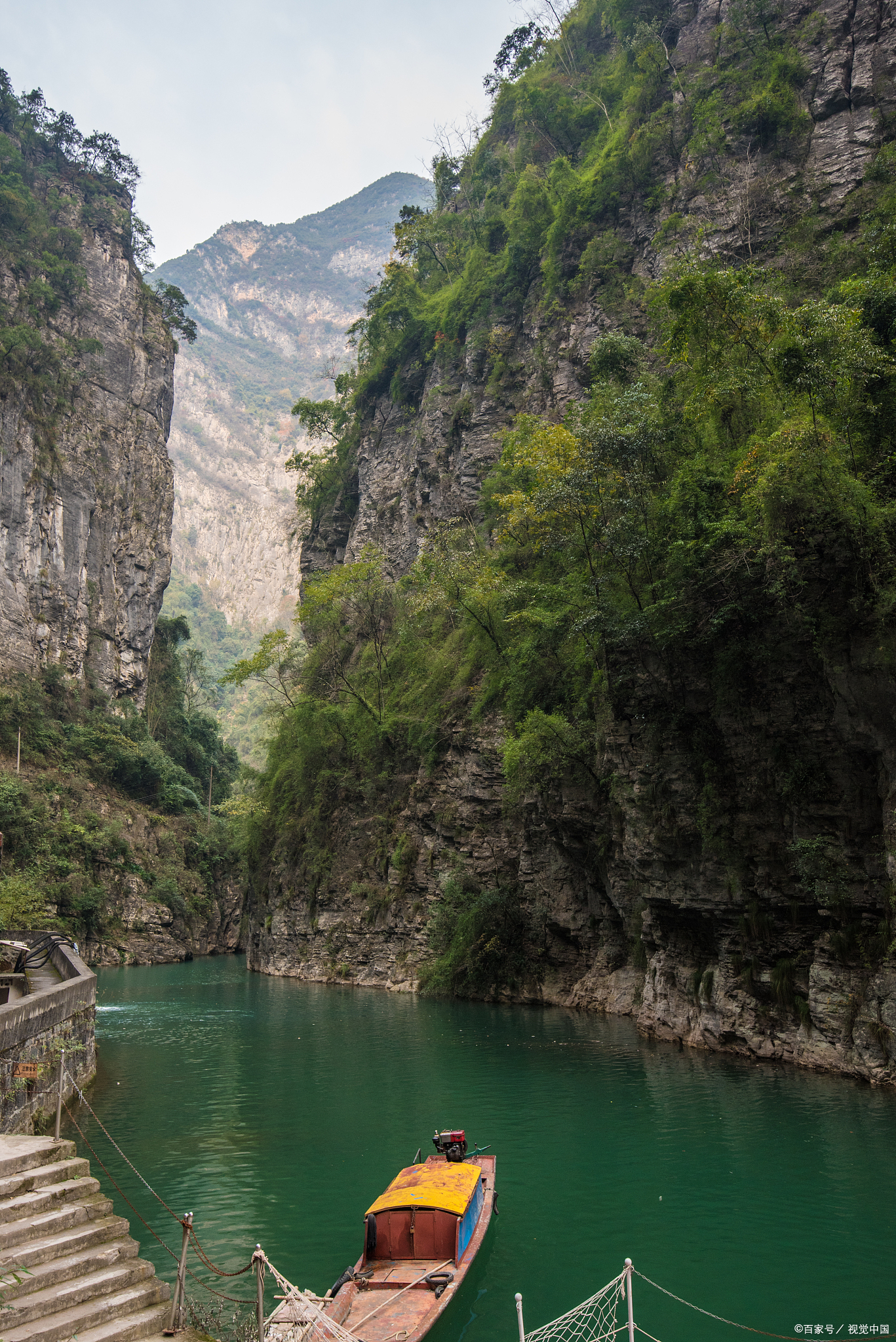 这里的百里峡,峡谷幽深,两侧绝壁千仞,瀑布飞泻而下,形成如梦如幻的