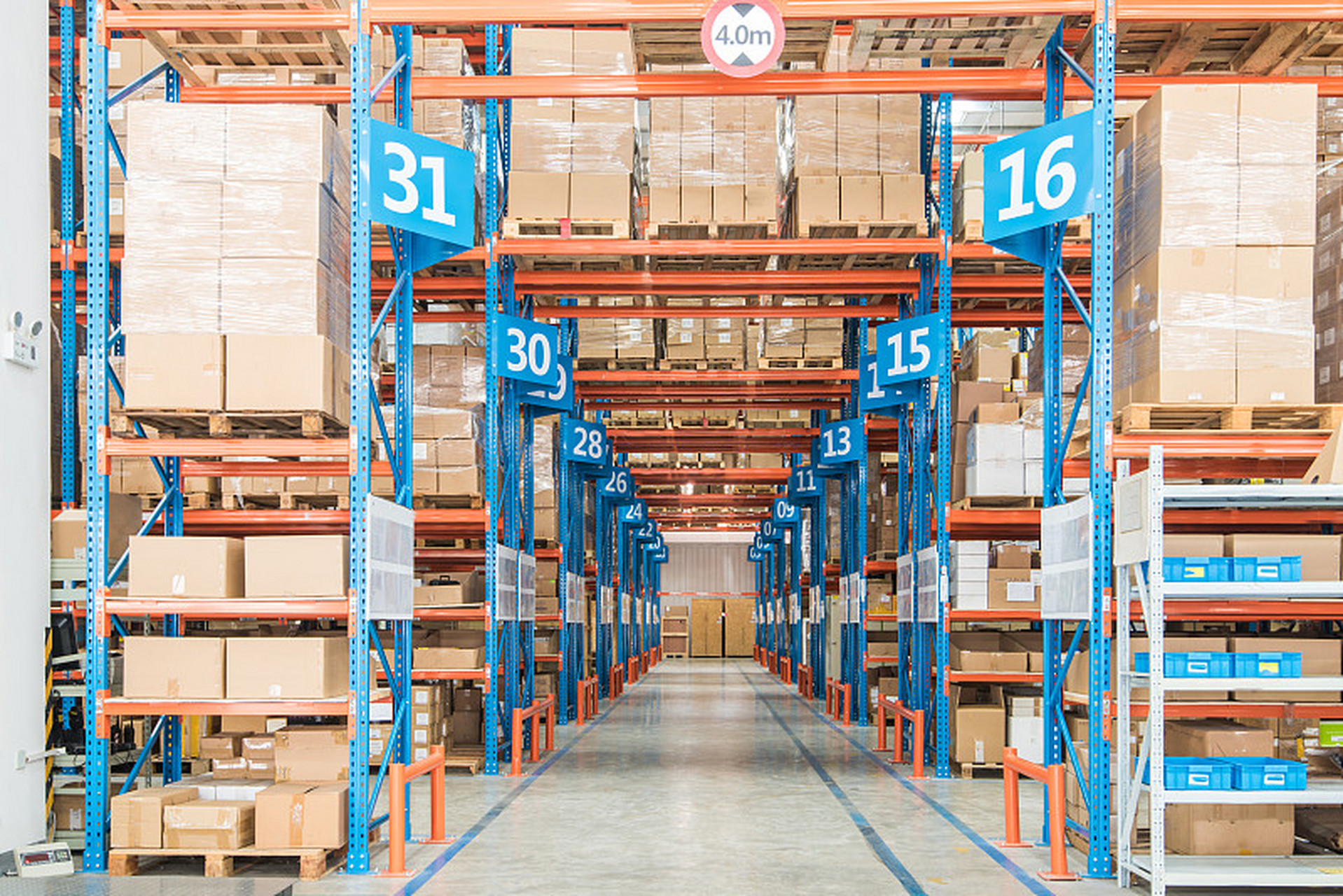 仓库货架上贴标识的方法包括制作标识卡片,写明货架编号,物品类别