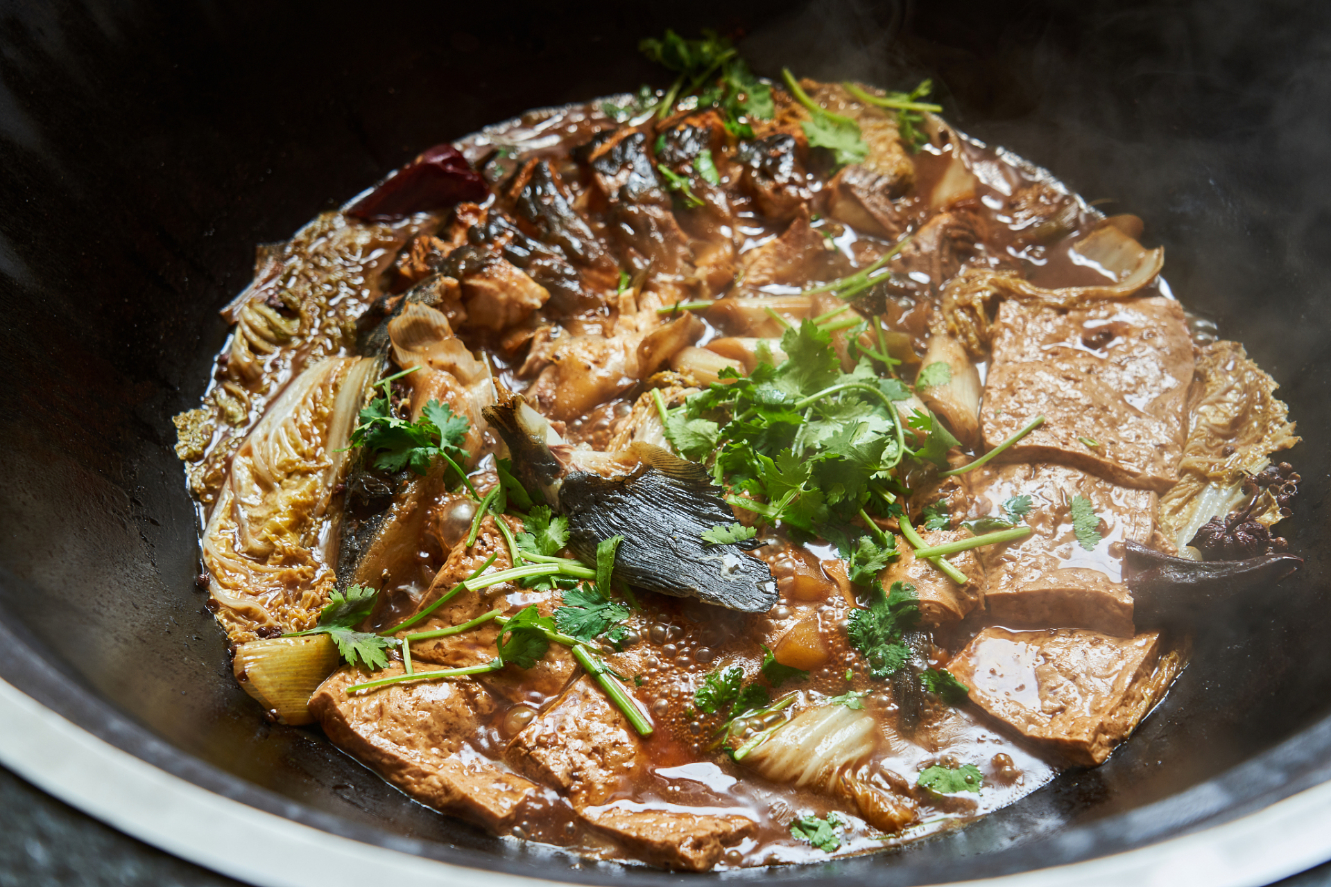 大家好,欢迎来到农村美食课堂,今天教大家一道家常的北方炖草鱼,这是