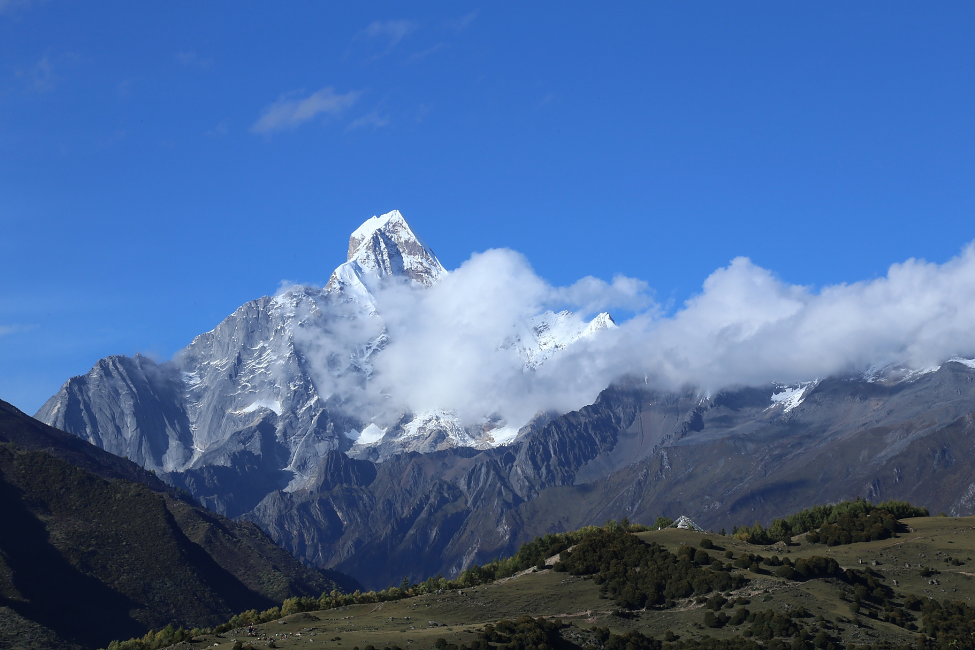 小金县位于四川省阿坝藏族羌族自治州,拥有四姑娘山,玛嘉沟,小金县