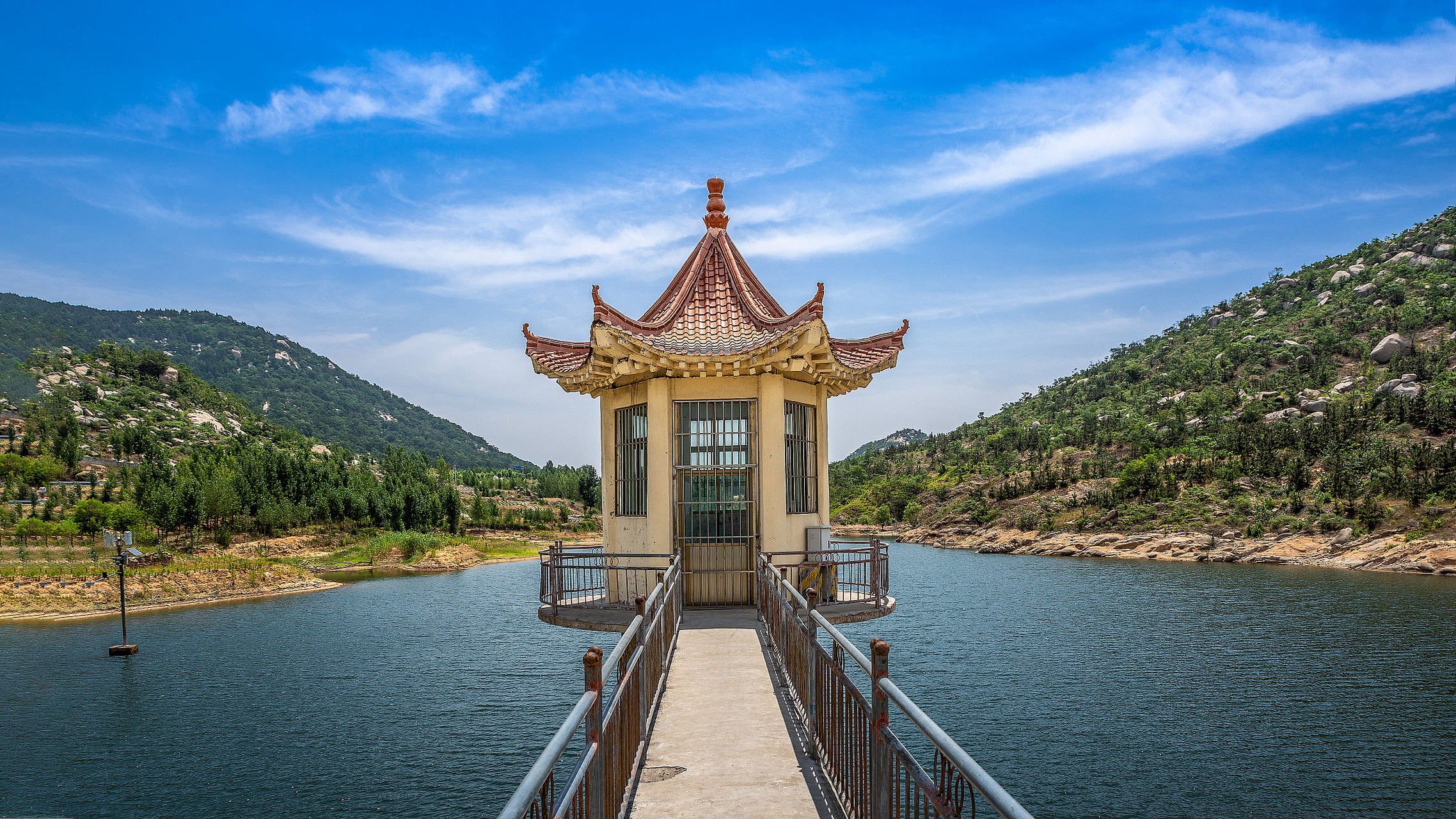 清水岩:这是安溪最著名的景点之一,以其神奇的岩石,悠久的历史和浓厚
