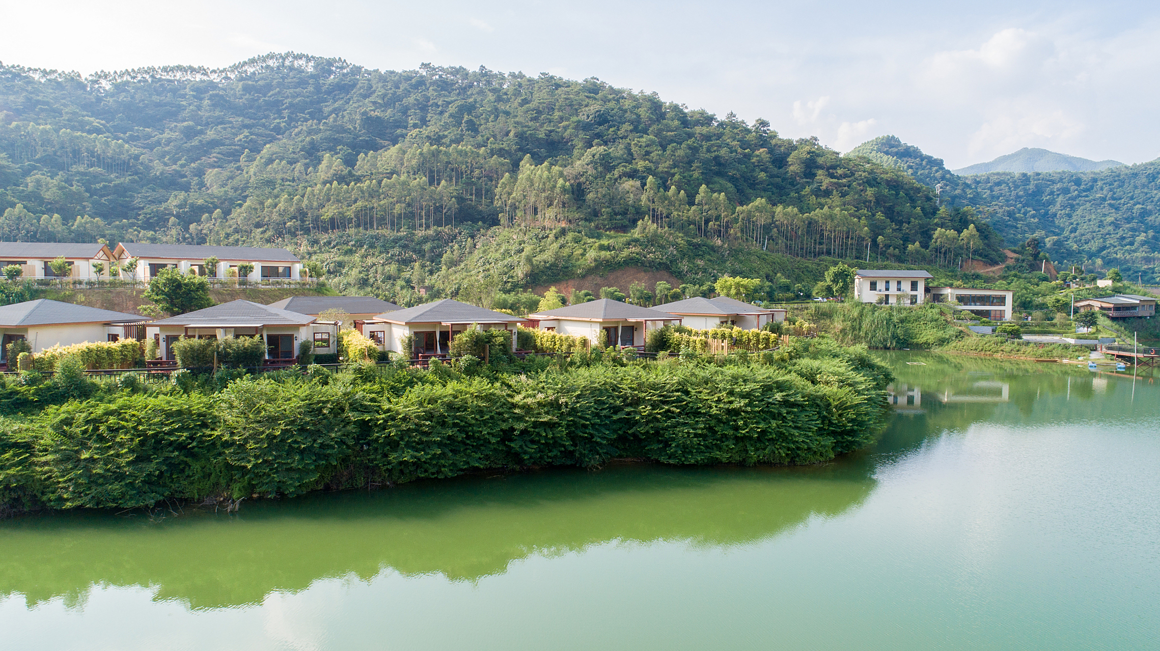 龙泉桃源山庄每年3月至4月,山庄内的樱花和桃花竞相开放,形成了一道