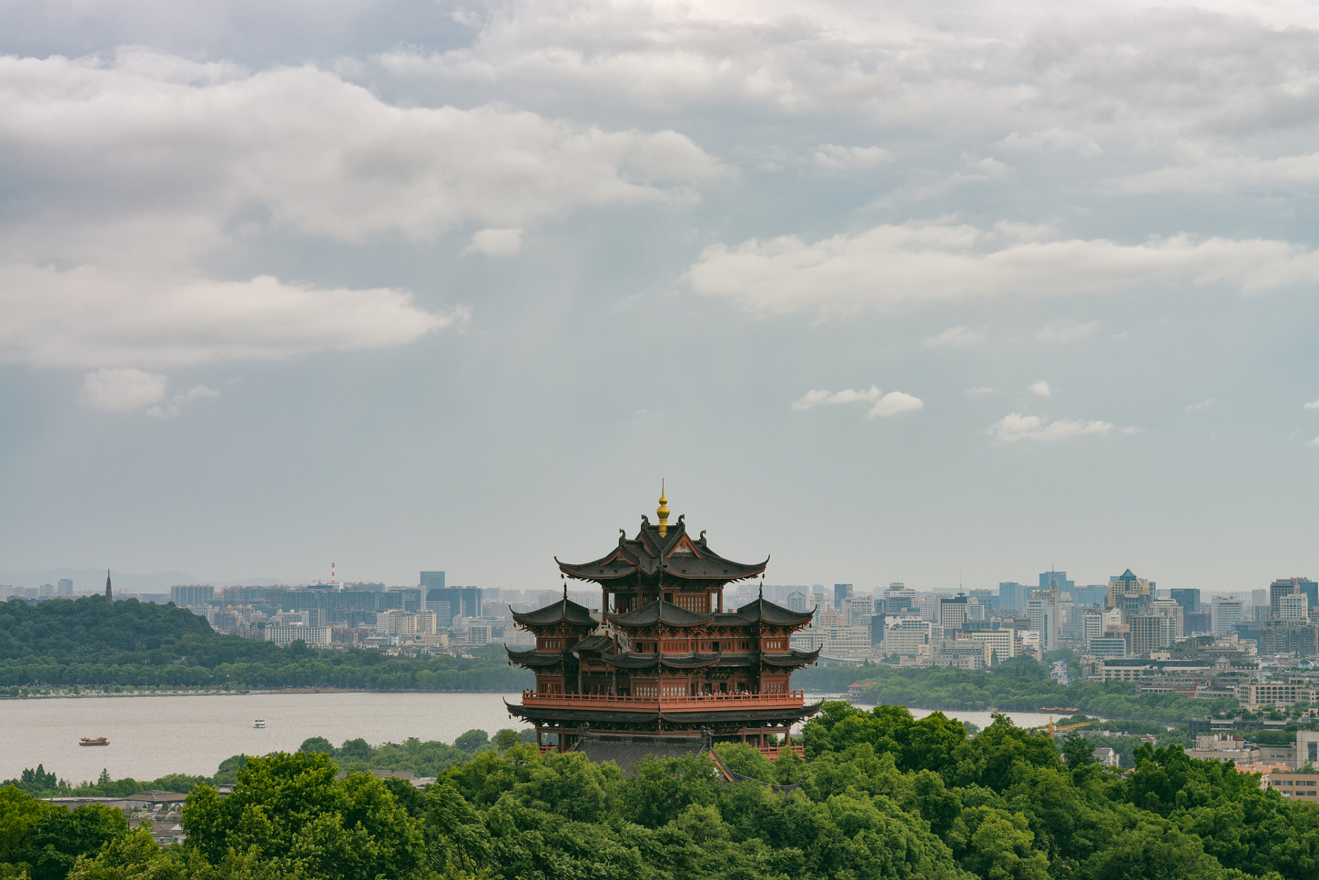 镜头里的春天# 春季旅游岳阳楼的美丽不仅仅在于它的外观,更在于怂