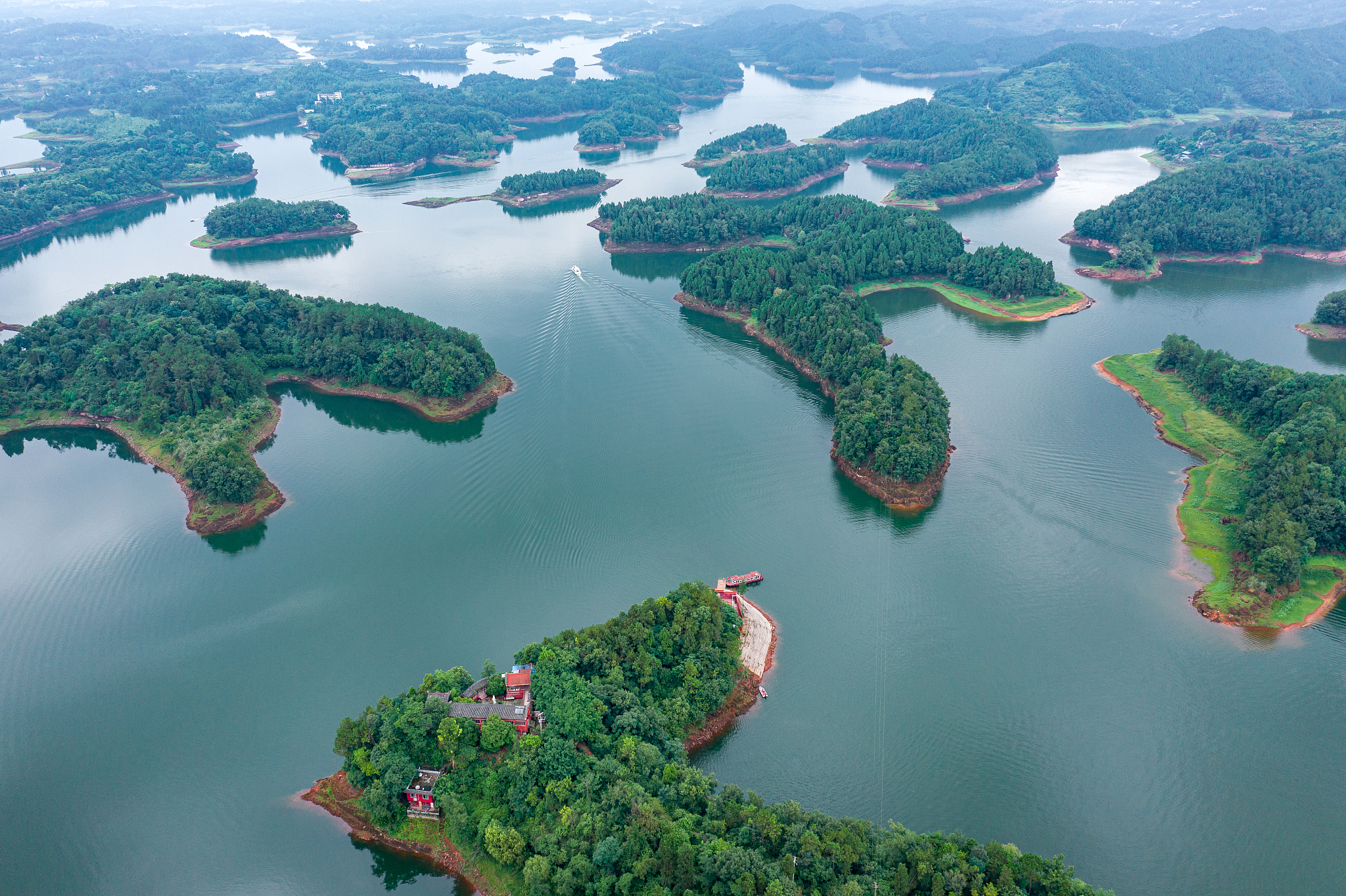 仁寿黑龙滩风景区位于四川省仁寿县黑龙滩镇,以下是关于它的详细介绍