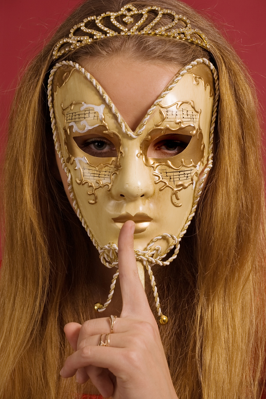 职场上,多数人都是带着面具的,人生如戏,全凭演技!