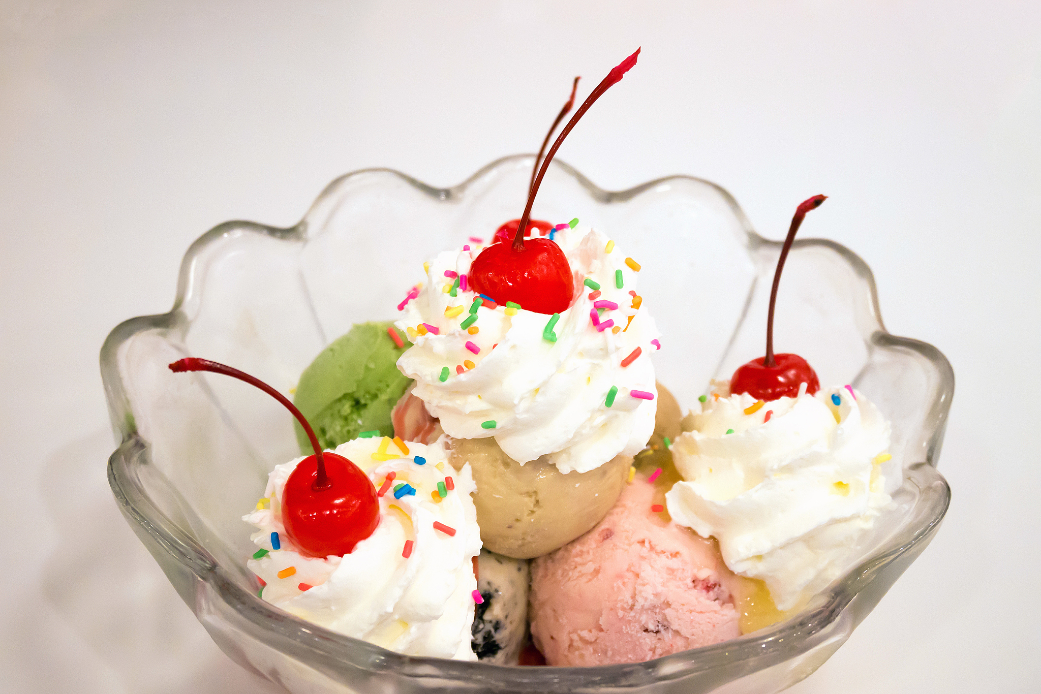 冰激凌不仅是消暑甜品,更是情感与艺术的表达,带来甜蜜与满足.