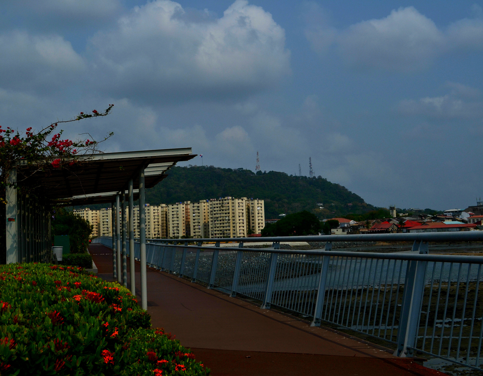 嬉行记# 三亚金鸡岭桥头公园,一片历史悠久的土地,承载着丰富的传说