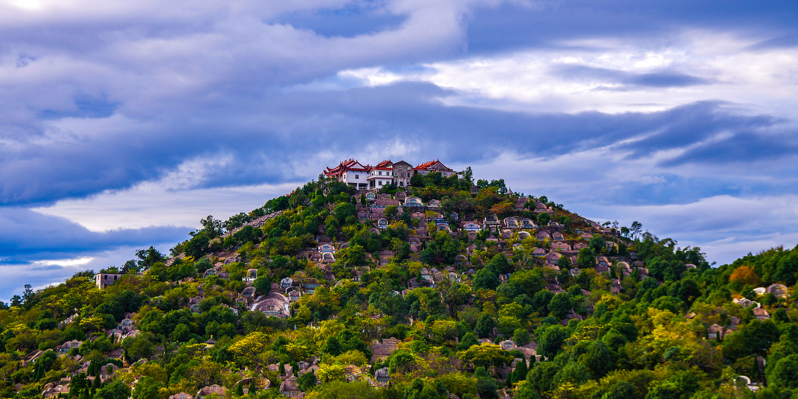 仙公山,又名"双髻山","丰山",位于福建省泉州市洛江区马甲镇,距泉州